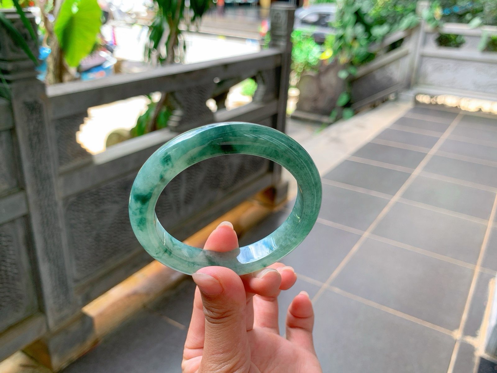 ｜57圈口
冰飘花翡翠手镯，油润冰透花色饱满明亮，端庄大方，