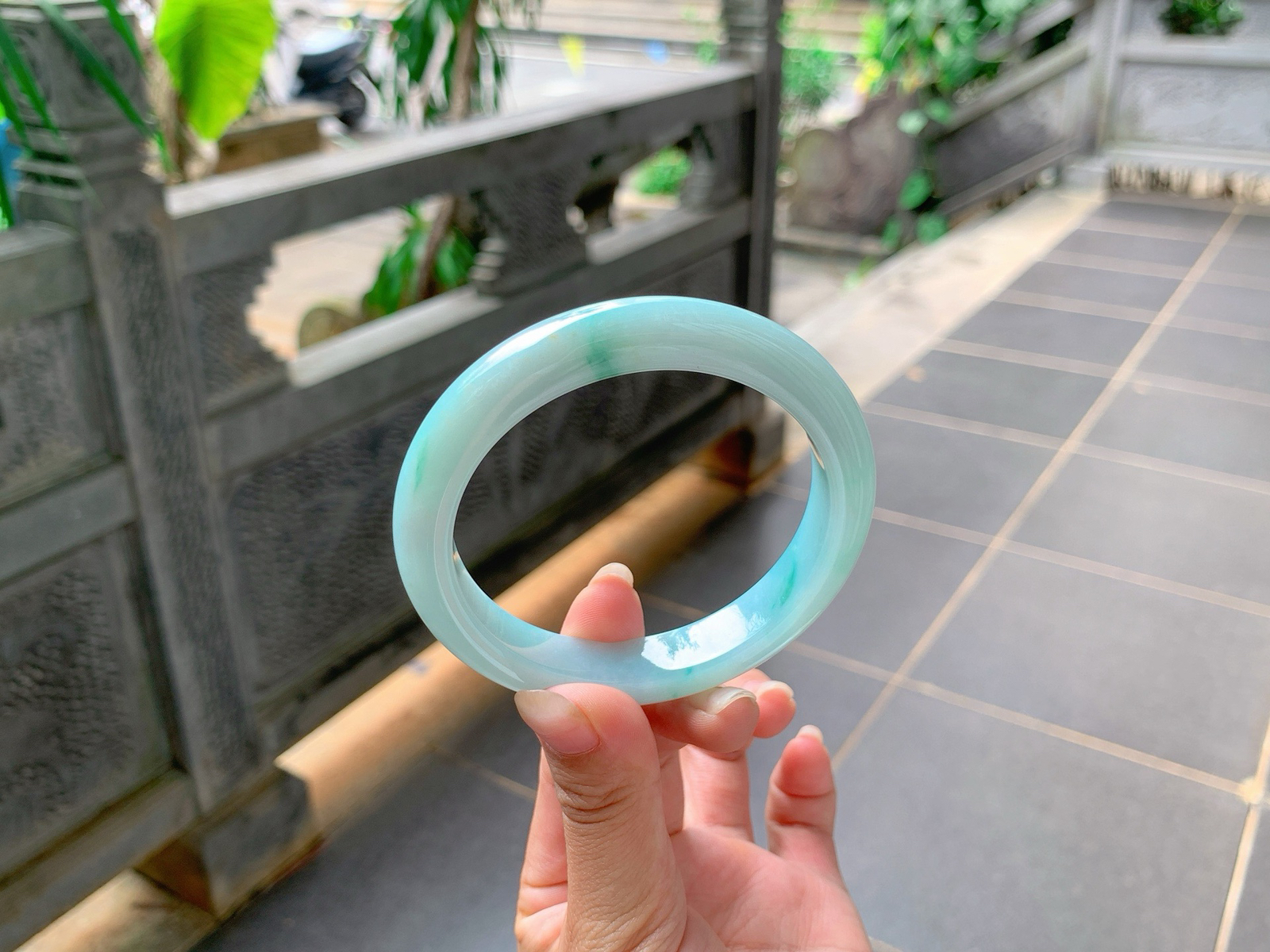 ｜59圈口
蓝底飘花，一抹绿花如竹叶一般青翠飘落，肉质细腻，优雅大方