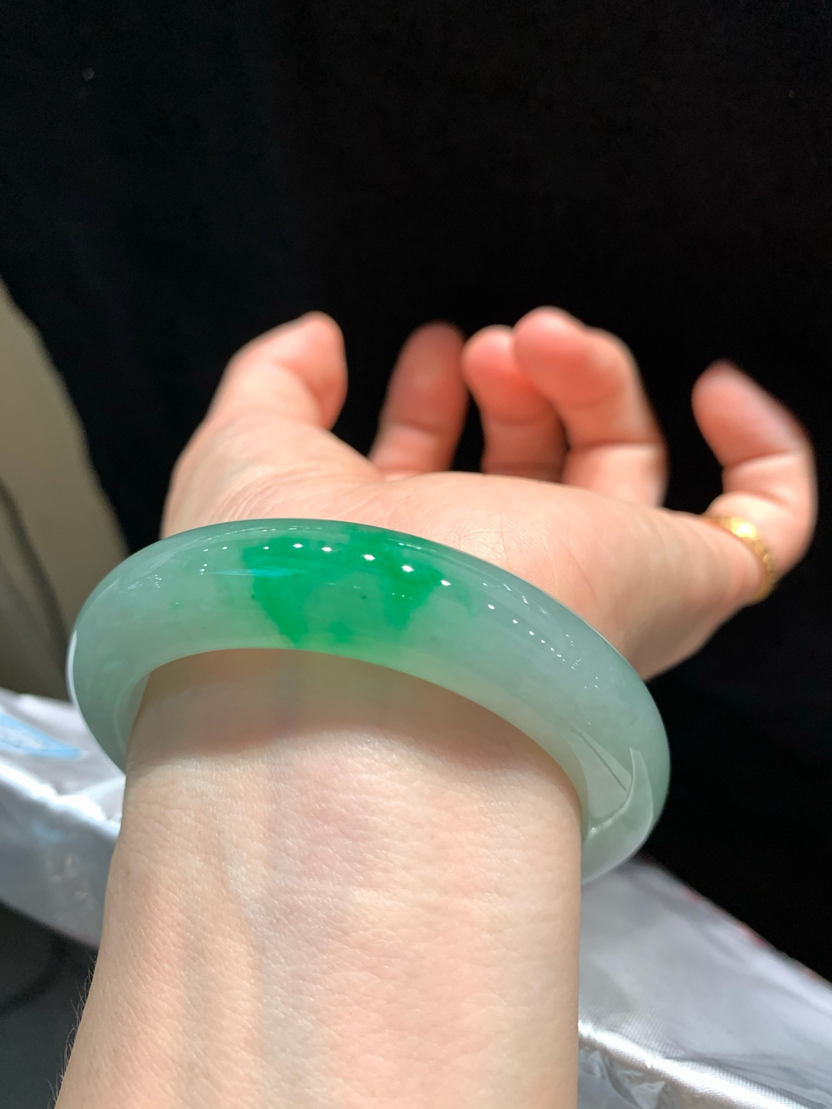 尺寸52.4/12.7/9.1，带色手镯
水润细腻 有种有色