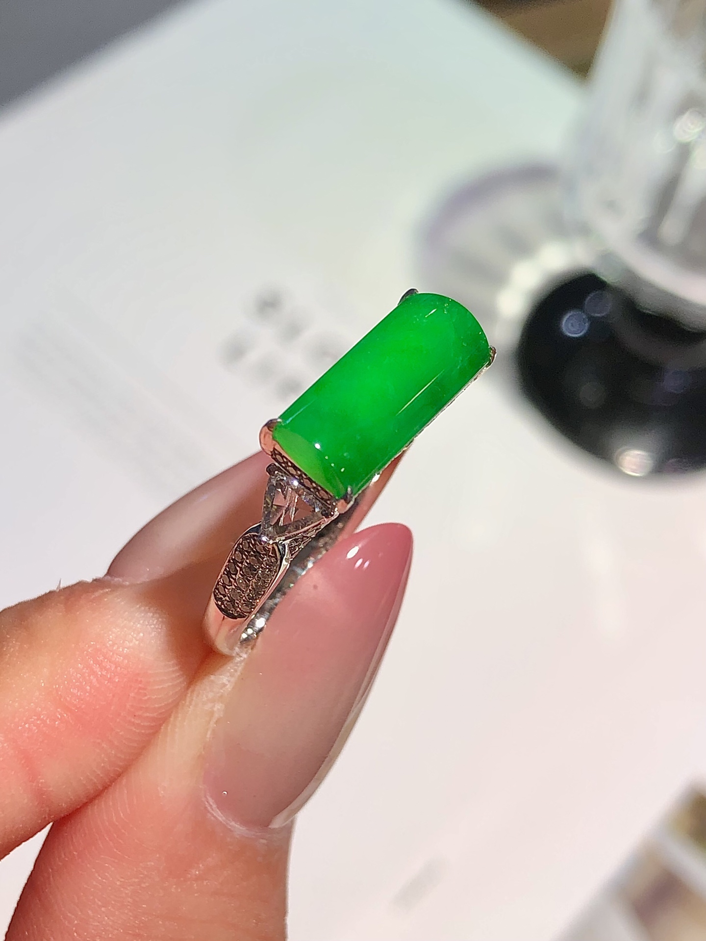 高冰辣阳绿马鞍戒指 新颖独特，种色均匀起胶，简镶尽显感～日常时尚百搭，小细纹 裸石14.2×6.2×3.5