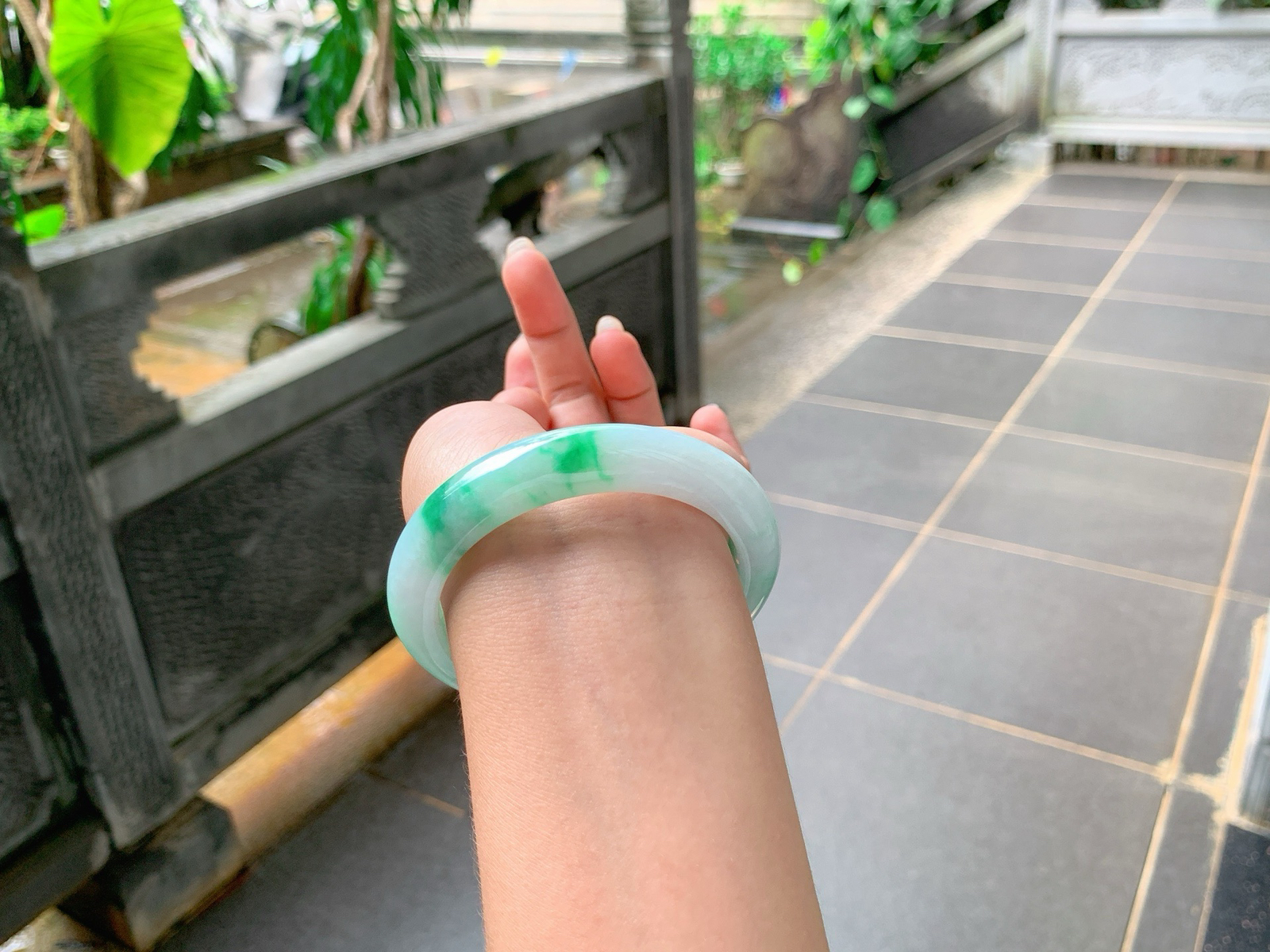 ｜57圈口
白底青，飘阳绿花，鲜艳抢眼，底妆白润细腻，秀气十足，