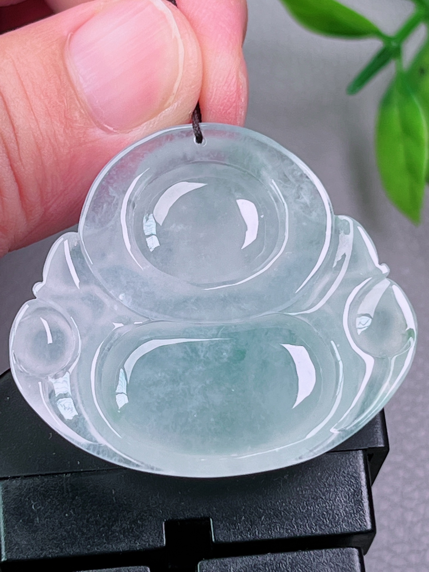 高冰种飘花大佛公，无裂，饱满厚装，冰透水润，起荧光，尺寸：37.3-40.7-8.2