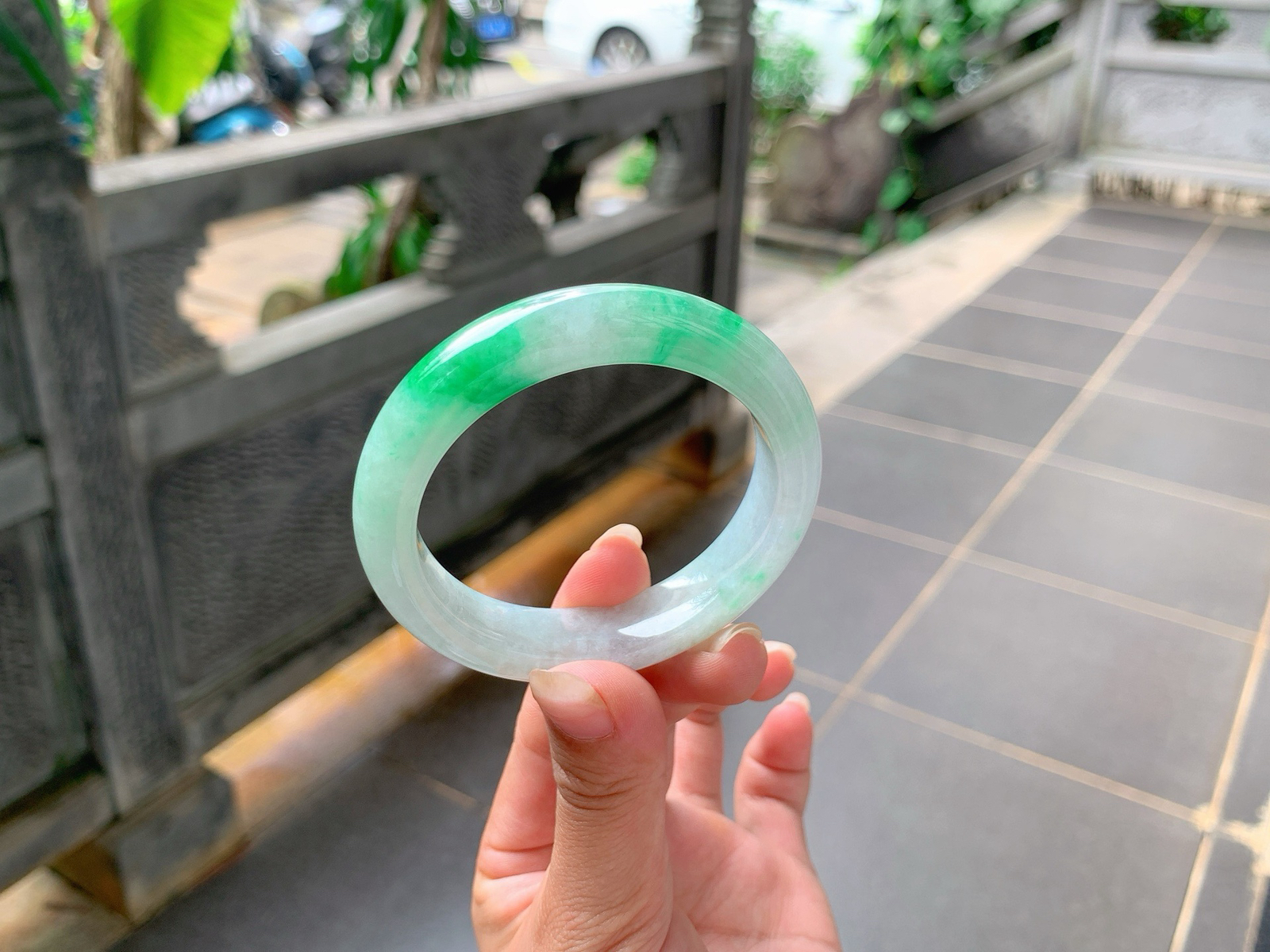 ｜52圈口
白底青，飘阳绿，特别的辣眼，小而精致，满满的贵气感