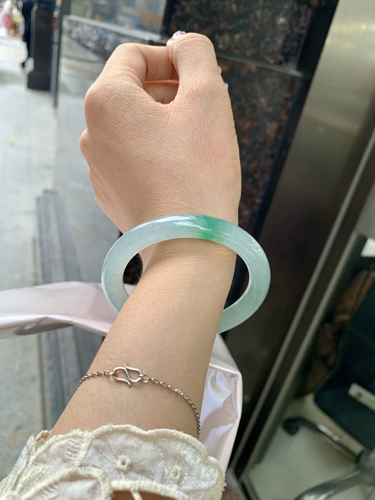 特惠活动#冰飘绿花美人条
53.1-9
打灯细纹，底妆冰润，简约却充满灵气，一抹绿花点缀，清新如芽，宛若自然的画卷凝结于腕间，静中带动，韵味悠长..