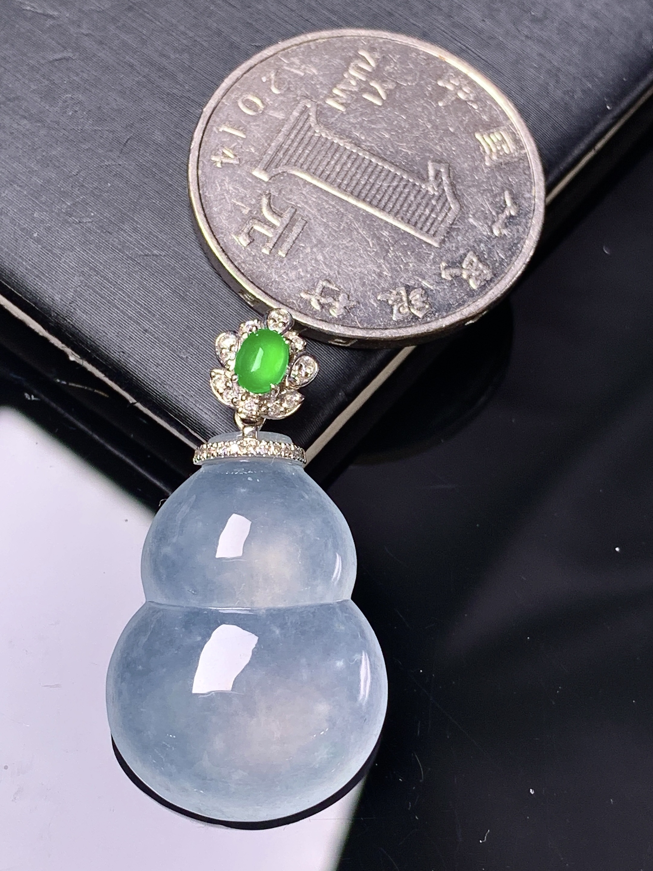 18k金钻镶嵌冰种葫芦吊坠 玉质细腻 色泽艳丽清新 整体尺寸32.8*17.6*6.5 a4