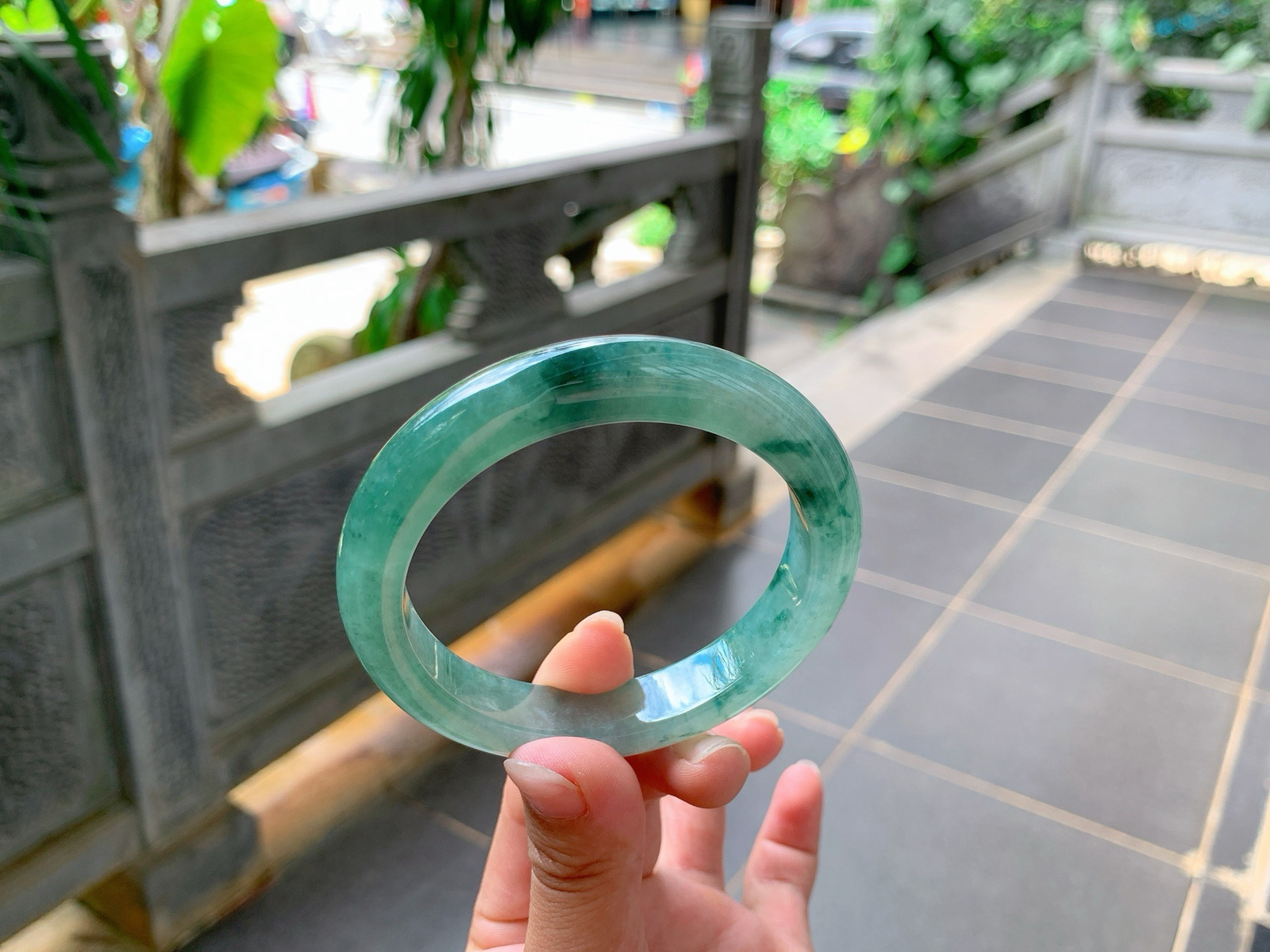 ｜57圈口
冰飘花翡翠手镯，油润冰透花色饱满明亮，端庄大方，