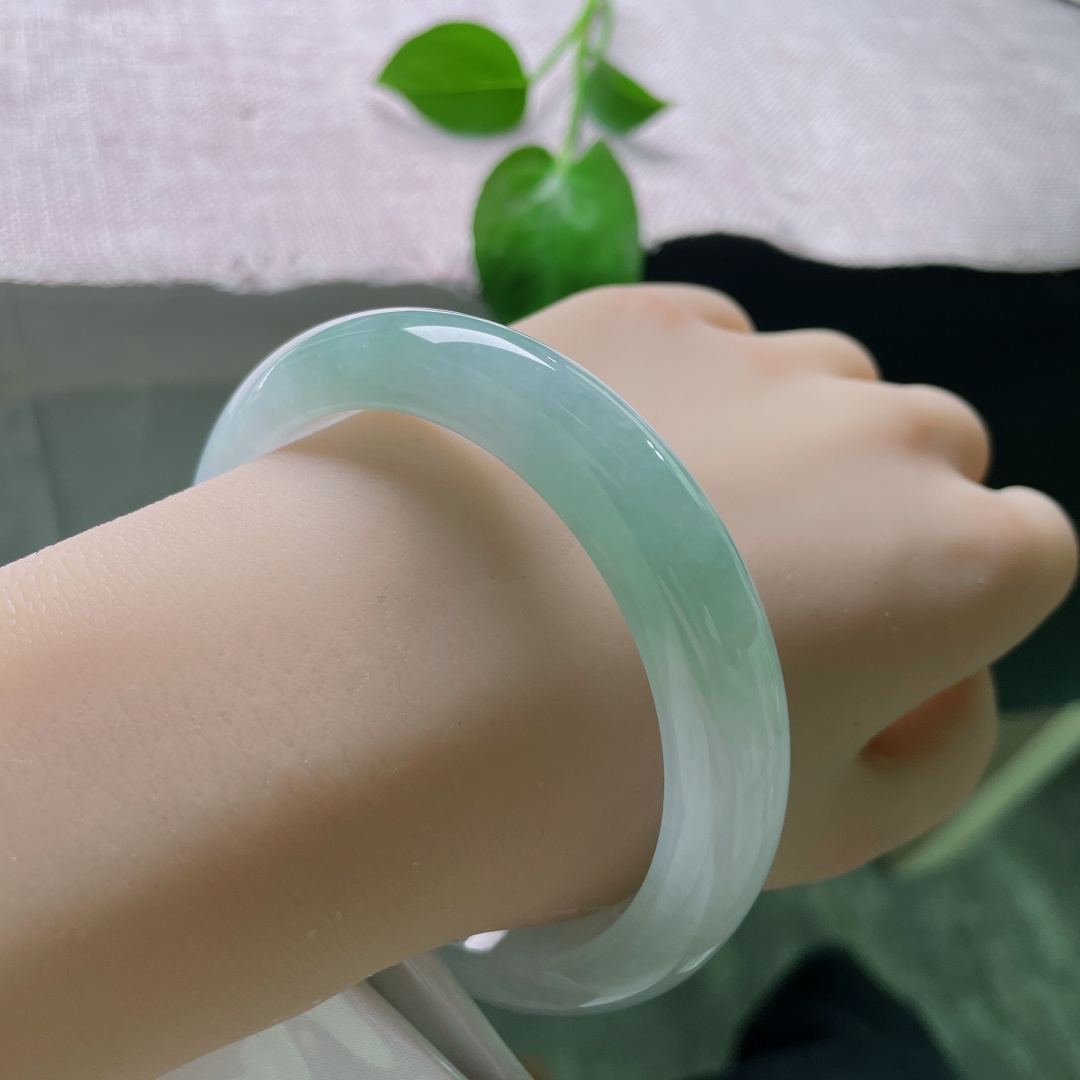 59.7/12/8.6，浅油绿正圈，种老，质地温润，大圈口，时尚，优雅，无裂，ss54166a