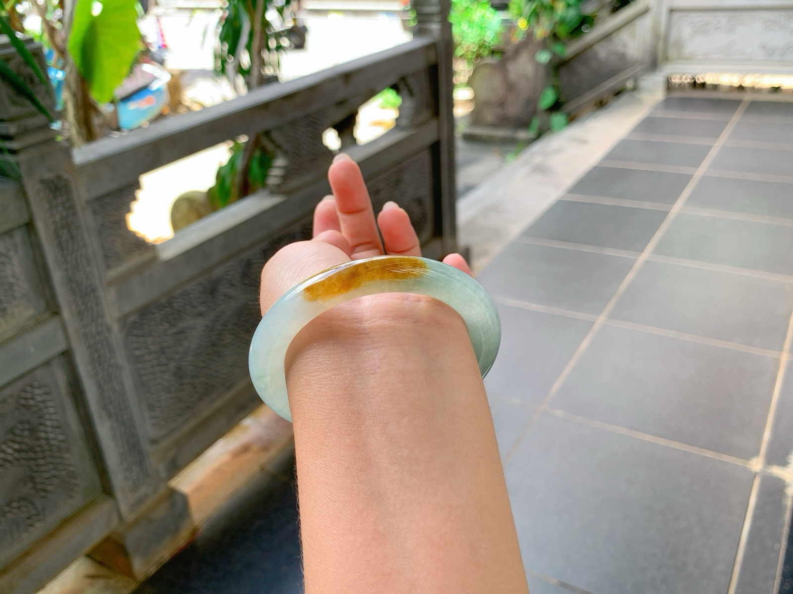 ｜55圈口
冰黄翡福镯，条粗:9.6，水汪汪的，一截枫叶红格外的耀眼，整体圆润流畅饱满大气