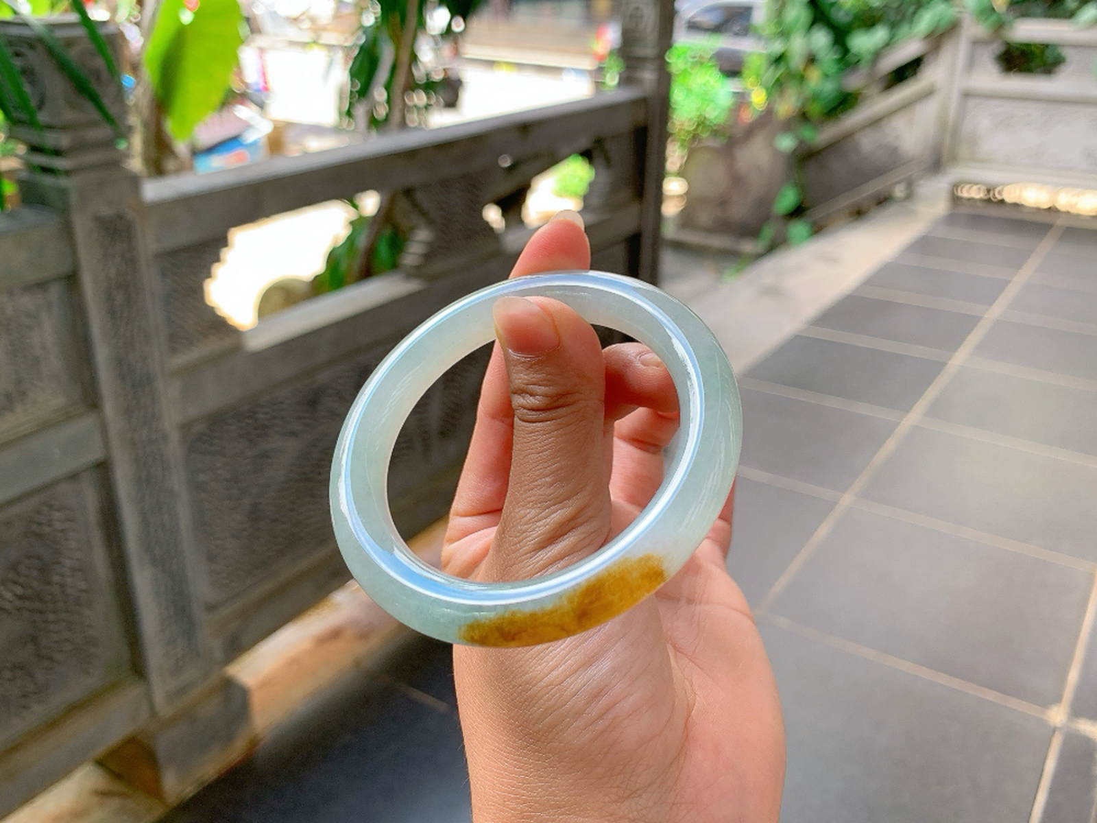 ｜55圈口
冰黄翡福镯，条粗:9.6，水汪汪的，一截枫叶红格外的耀眼，整体圆润流畅饱满大气