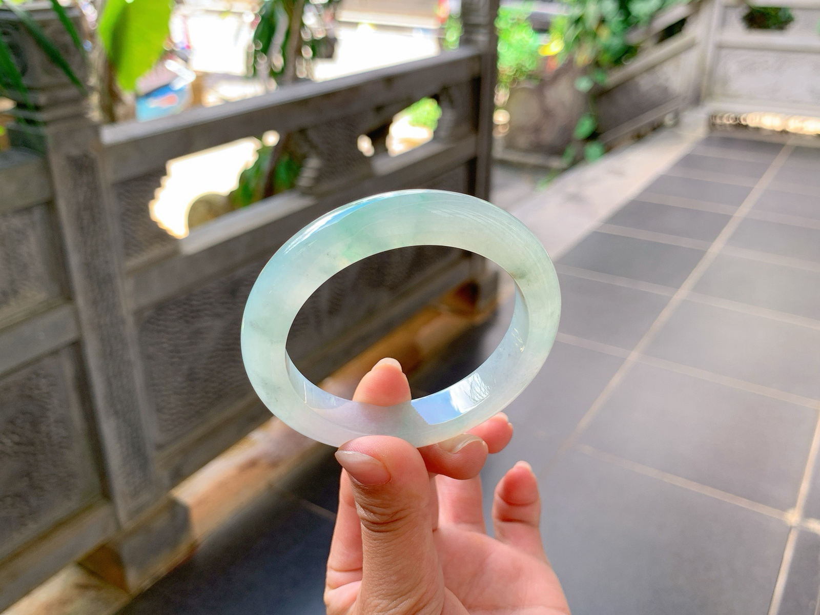 ｜54圈口
冰晴底，飘金丝绿花，种老胶透，伴随着乌鸡花在飘逸，别有一番风味