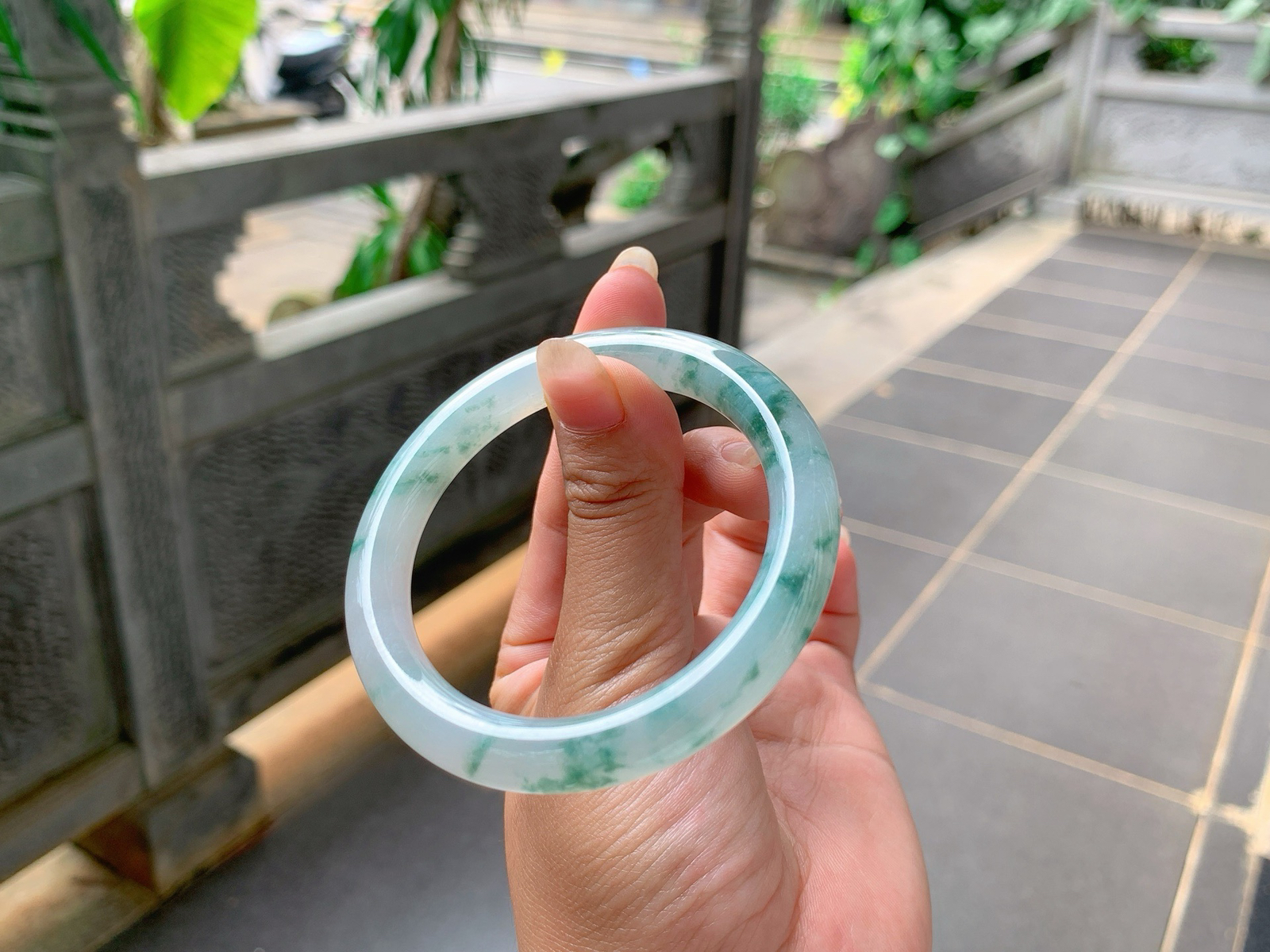 ｜52圈口
冰飘花福镯，条粗:8.9，飘绿花，花色清新飘逸灵动可爱，像一幅画，唯美浪漫