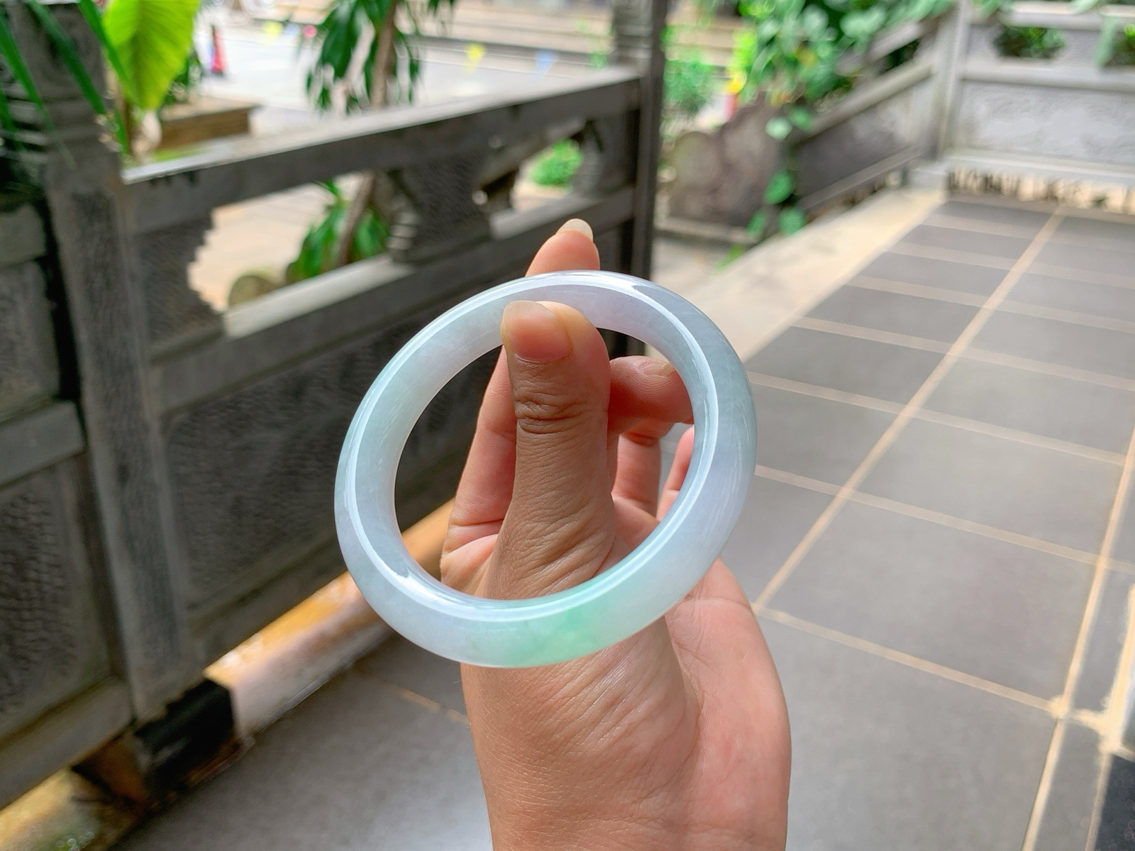 ｜55圈口
春底飘绿花，条粗:10.5，低调不做作，冰冰润润的，秀美端庄，