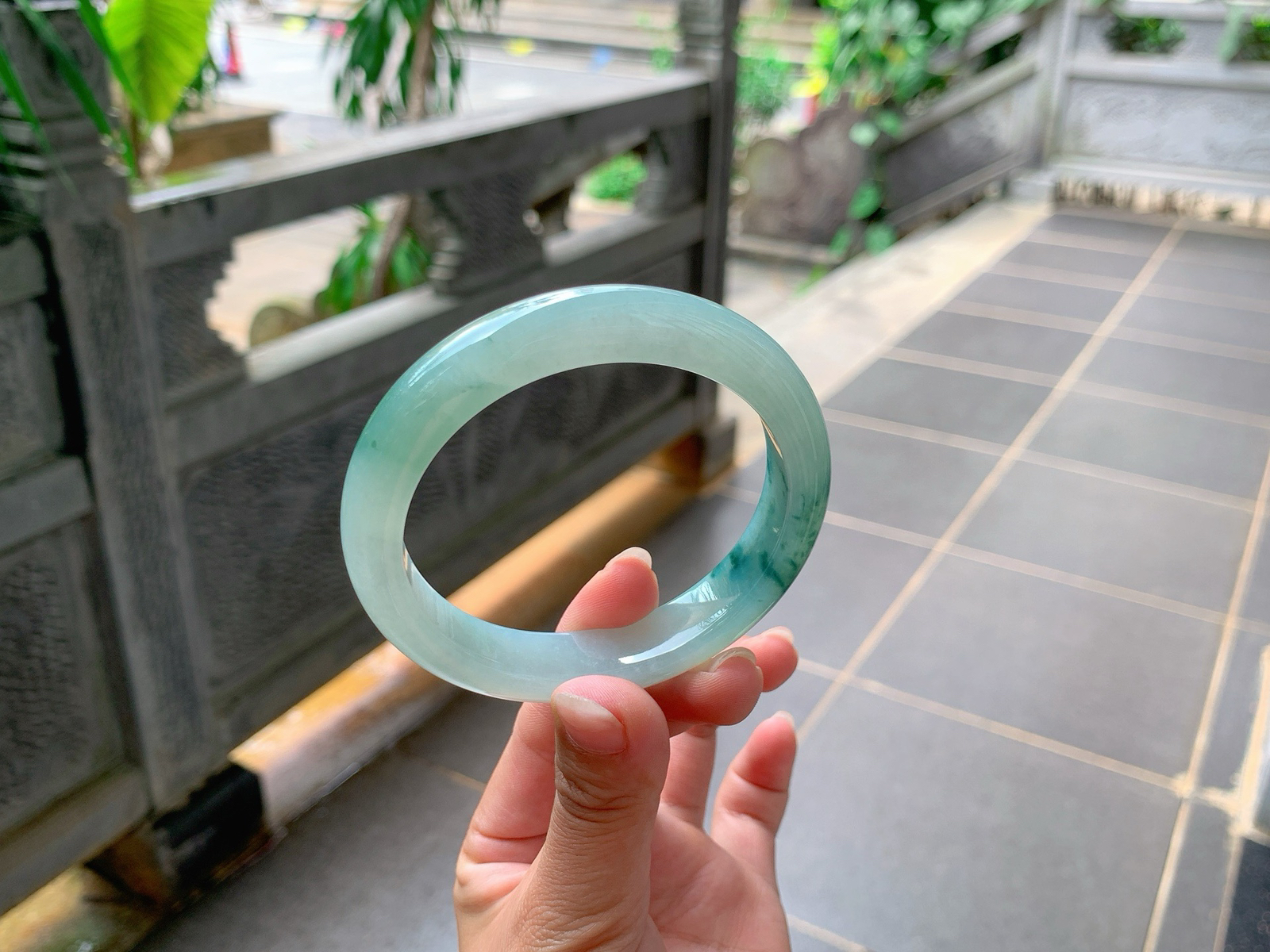 ｜58圈口
冰飘花翡翠手镯，墨绿花，整体冰润细腻，端庄