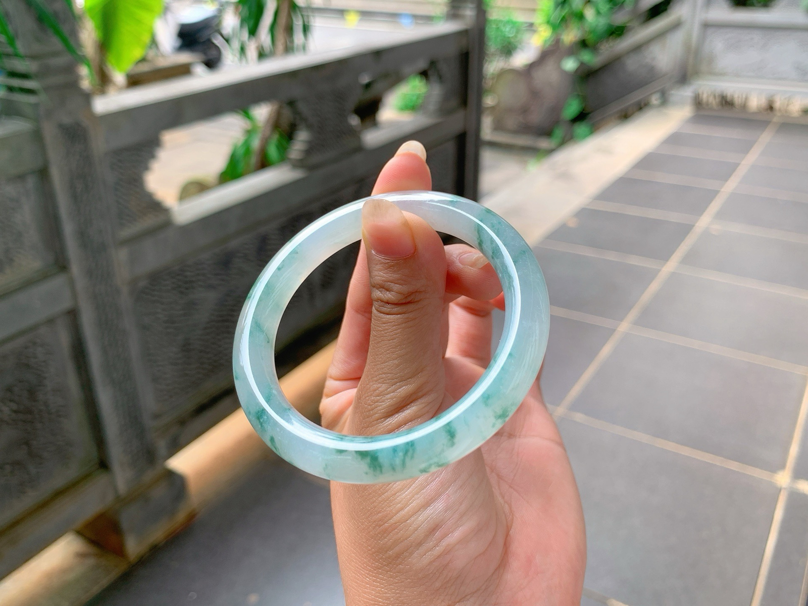 ｜52圈口
冰飘花福镯，条粗:8.9，飘绿花，花色清新飘逸灵动可爱，像一幅画，唯美浪漫