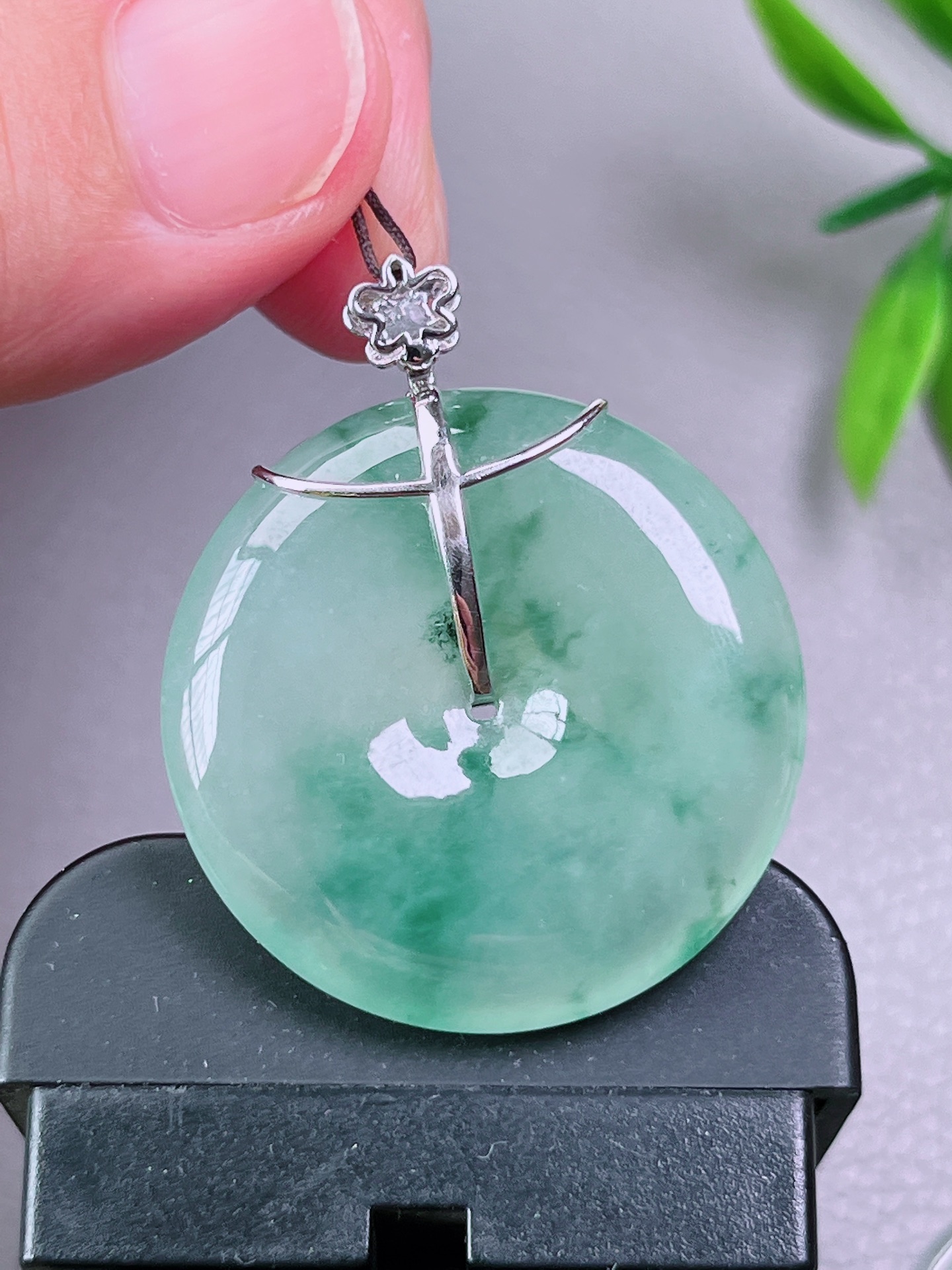 18k白金飘花平安扣，无裂，品相正，冰透水润，起荧光，尺寸：31.5-6.2