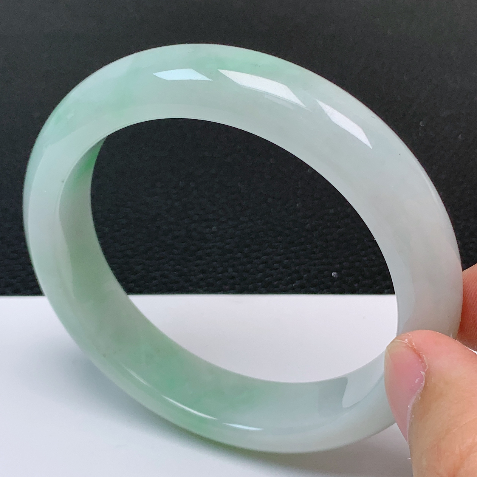 圈口61～62 天然翡翠老坑细腻飘绿正圈手镯 尺寸61.8*15*9.3mm