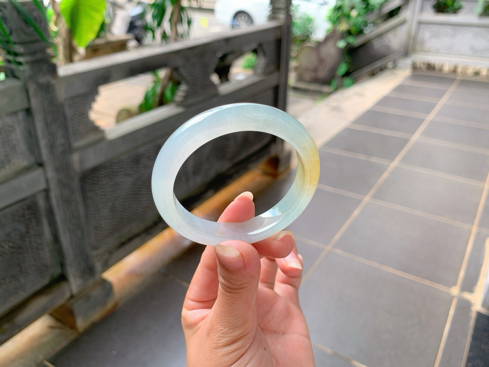 ｜52圈口
冰飘黄翡，一截柠檬黄金灿灿的，水汪汪的，特别冰透，小小巧巧的特别精致，