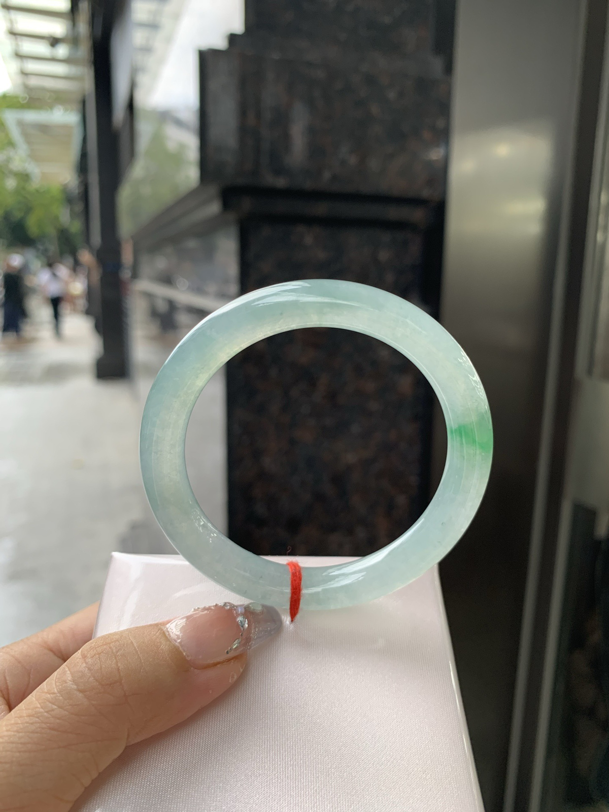 特惠活动#冰飘绿花美人条
53.1-9
打灯细纹，底妆冰润，简约却充满灵气，一抹绿花点缀，清新如芽，宛若自然的画卷凝结于腕间，静中带动，韵味悠长..
