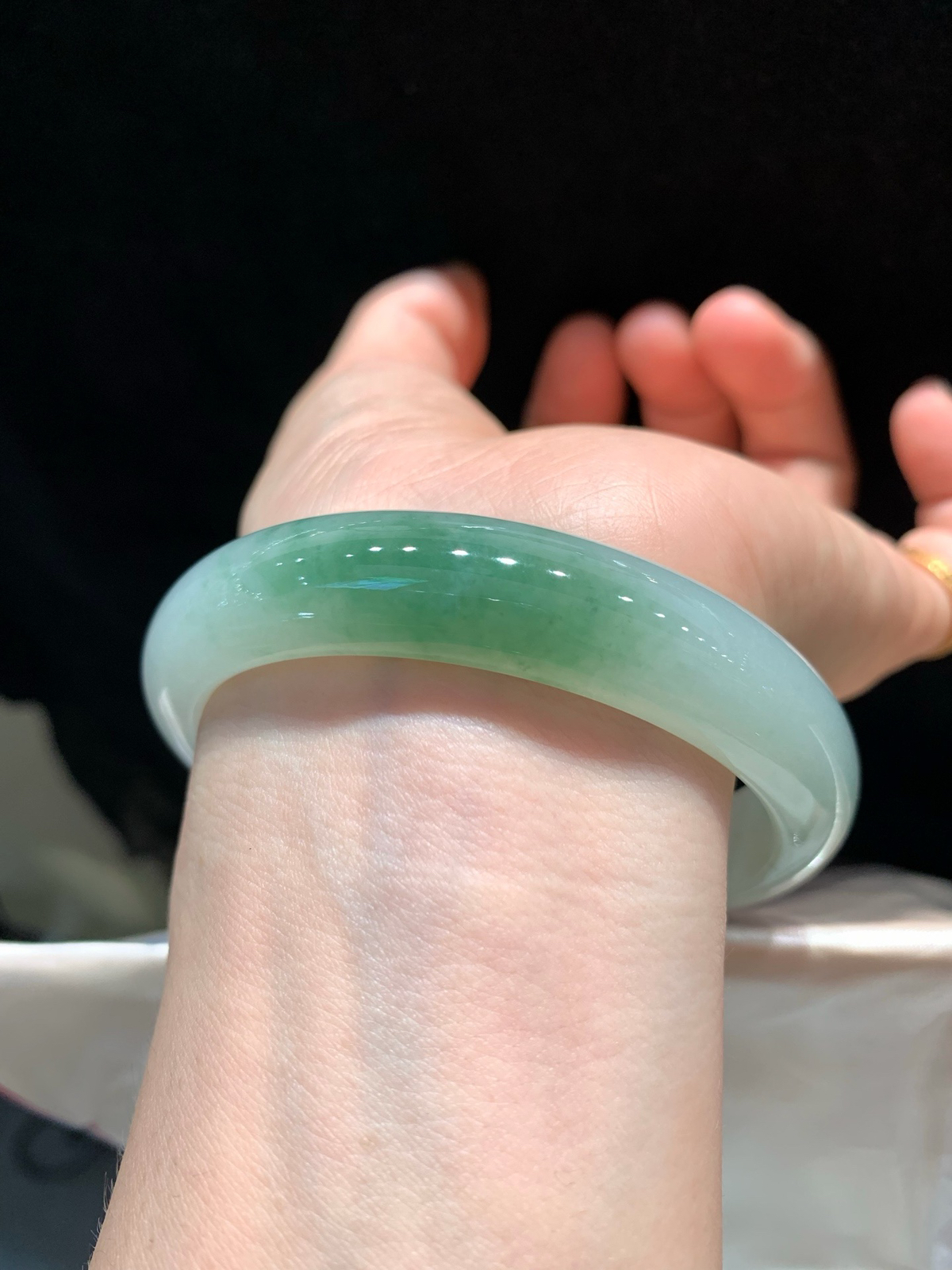 尺寸59.8/13.2/7.9，细糯手镯
水润细腻 清新甜美
TG-1115-480