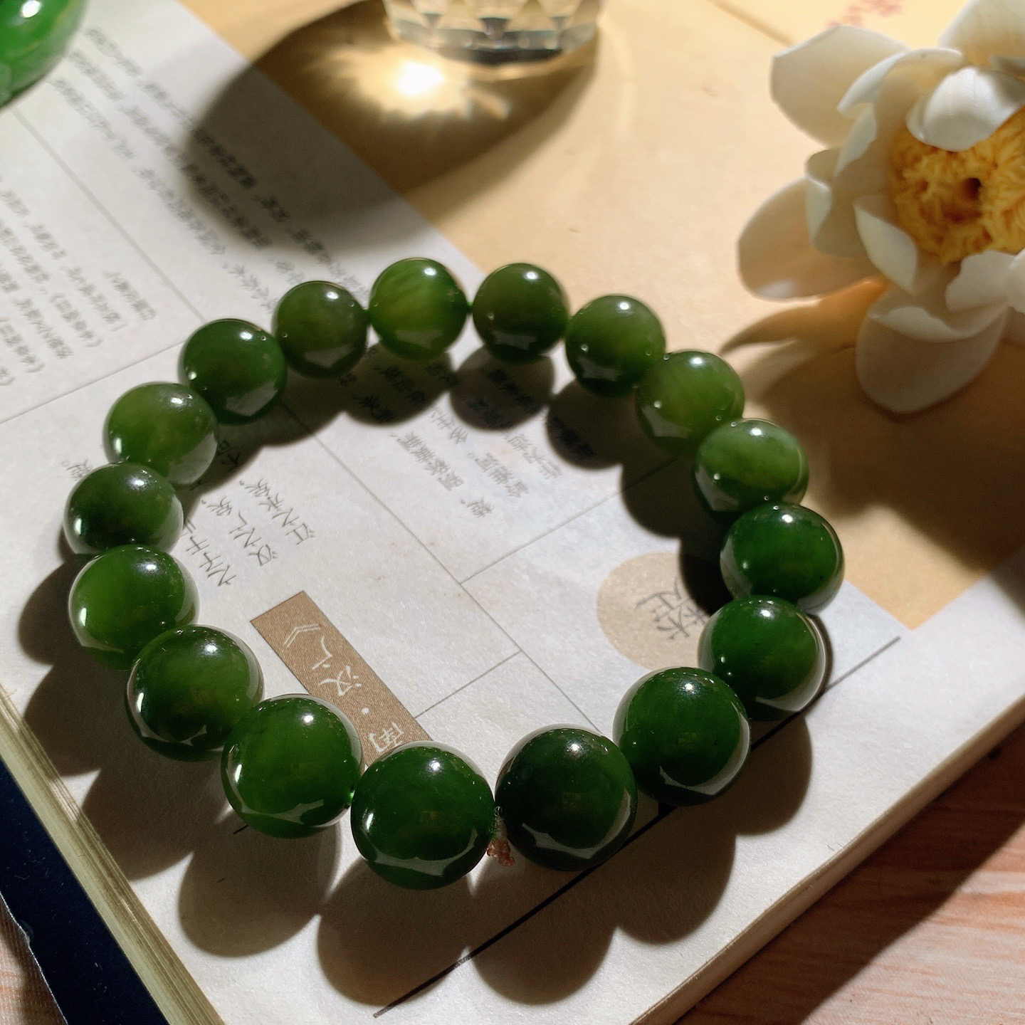 和田玉菠菜绿俄罗斯碧玉手串。碧玉手串 单颗尺寸12！玉质细腻油润。手推出油。佩戴高端典雅。lt260615