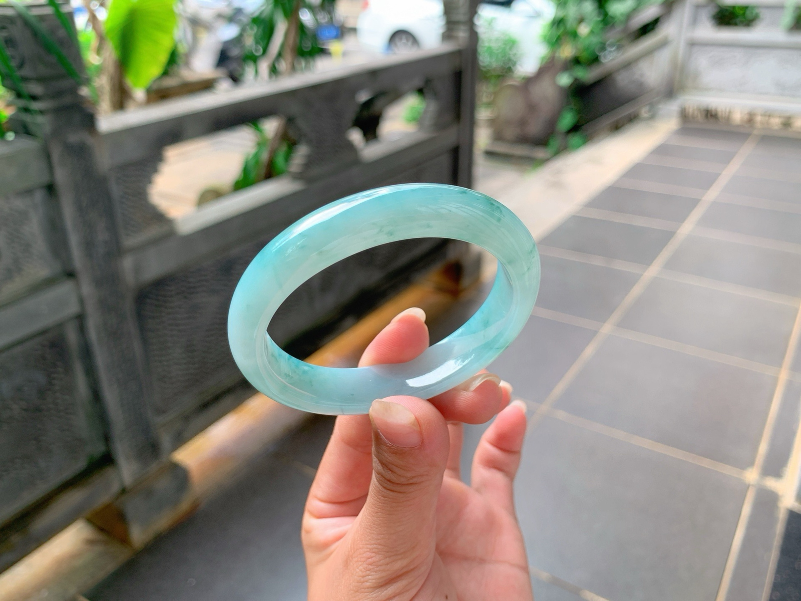 🪻｜54圈口
冰飘花贵妃手镯，飘蓝碎花，清爽飘逸，花色特别的清爽，冰润细腻，