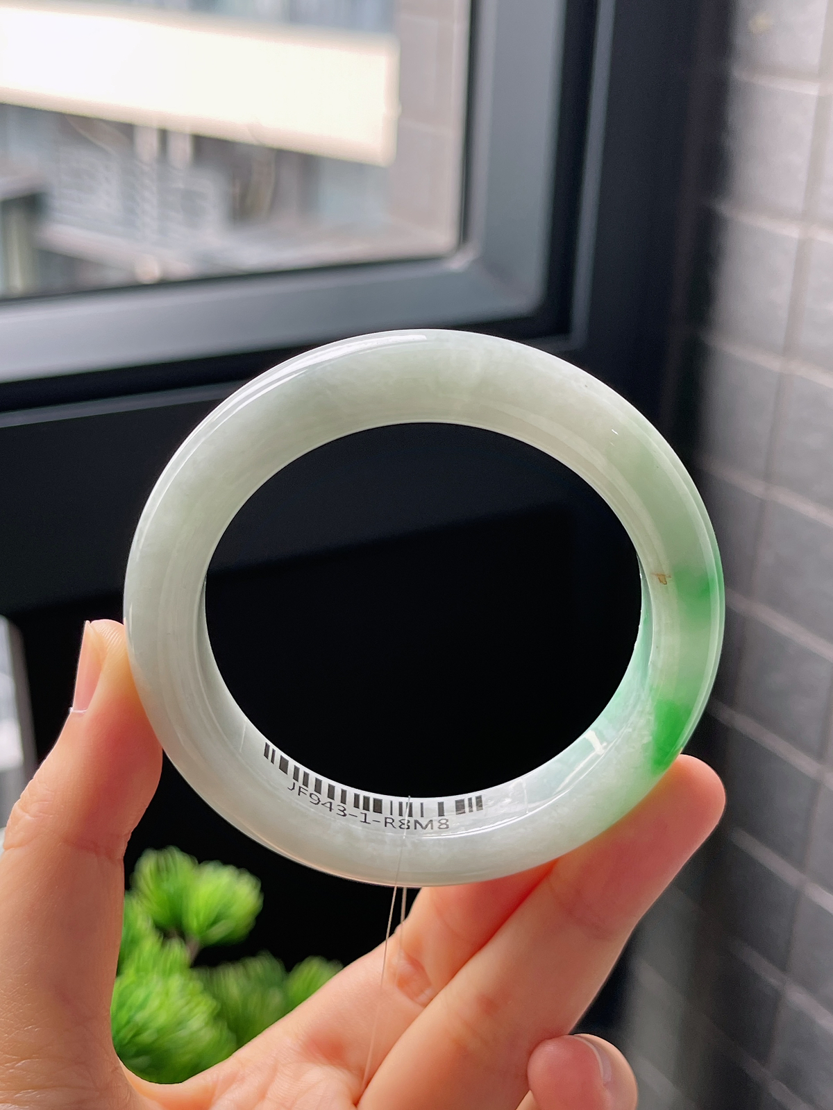 正圈54.2圈口，翡翠糯化种飘绿手镯