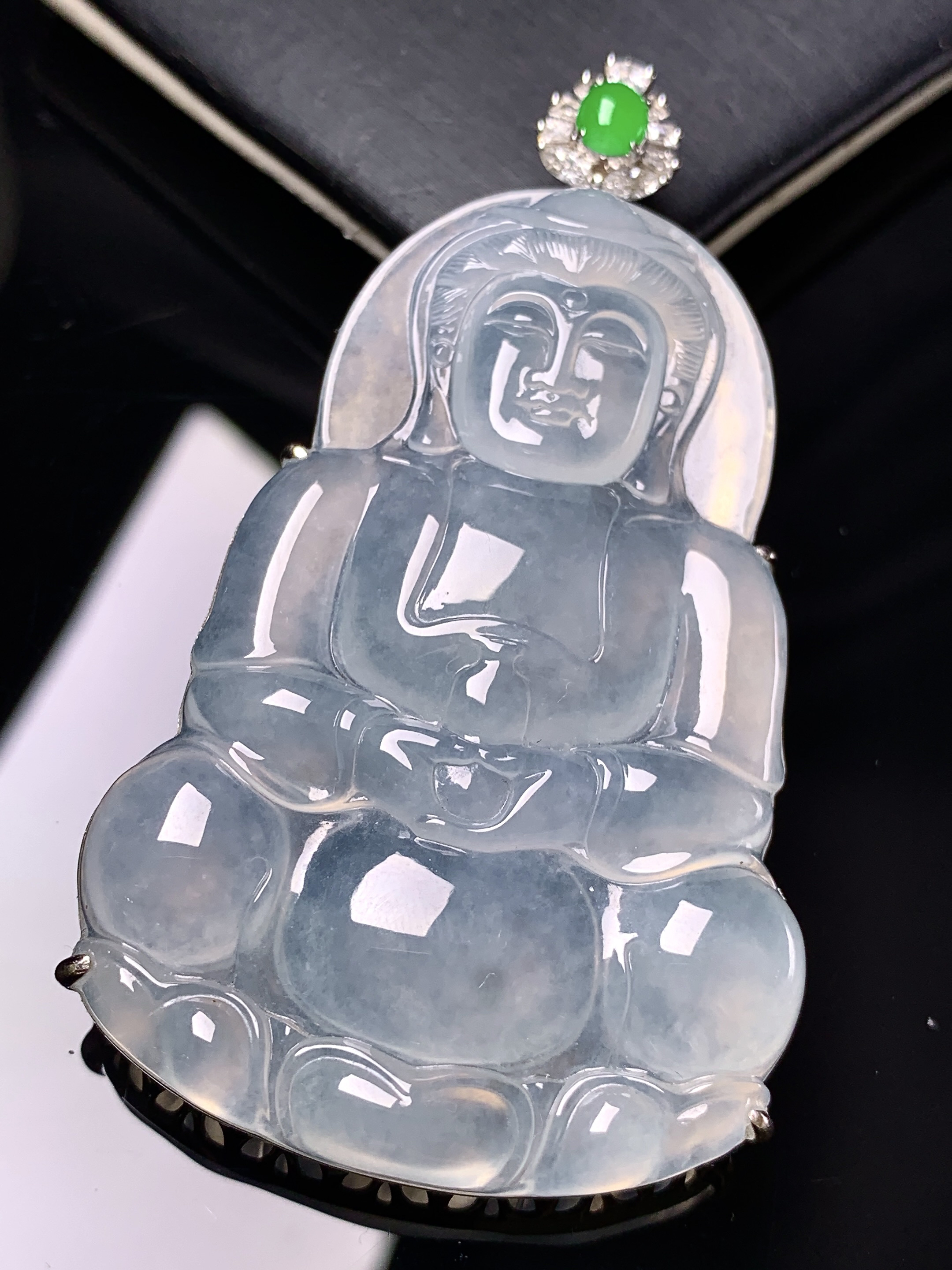 18k金钻镶嵌冰种观音菩萨吊坠 玉质细腻 色泽艳丽清新 整体尺寸65.3*38*9 a4