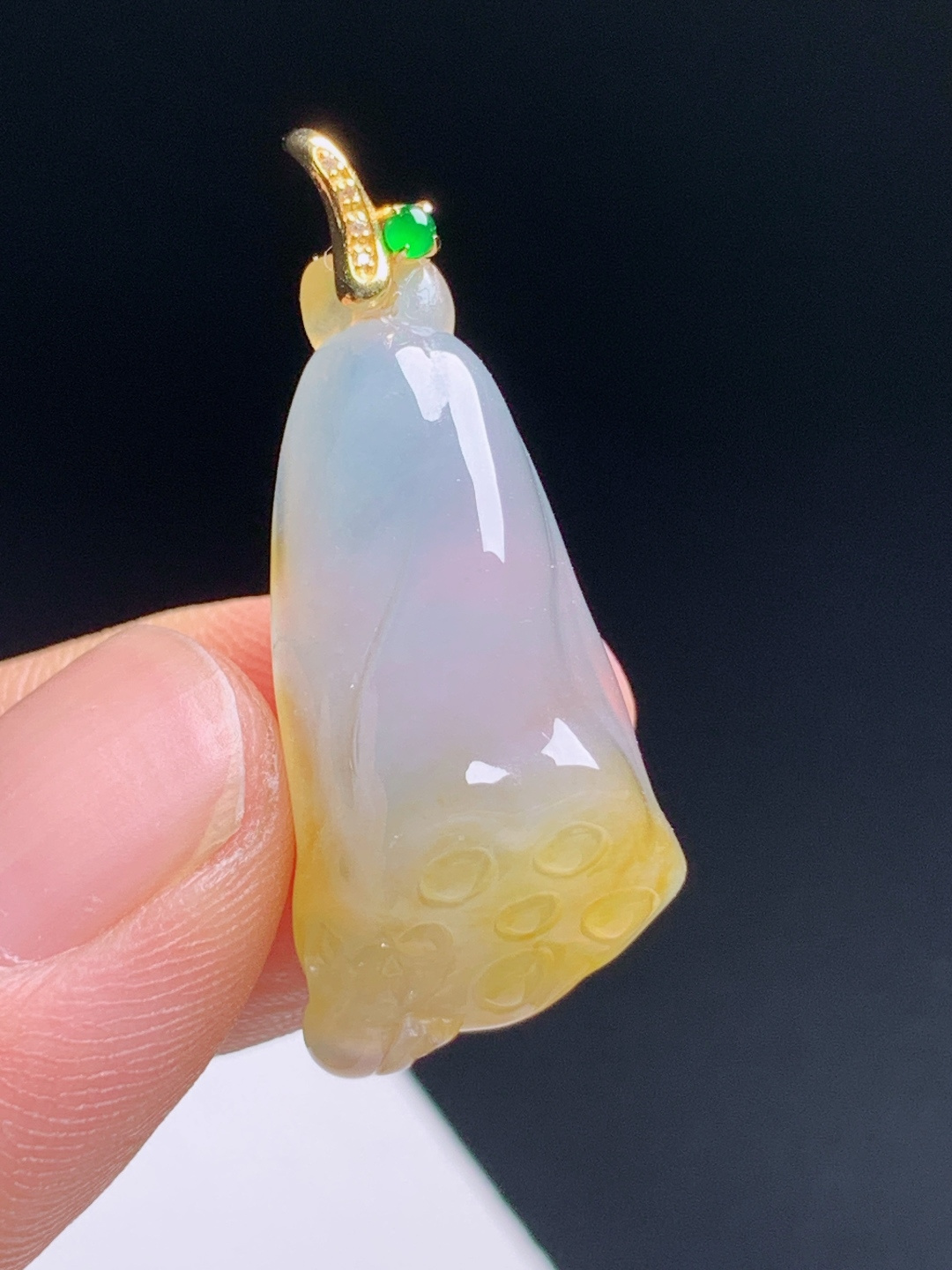 冰黄翡莲蓬吊坠，俏色巧雕胶感十足，18K金伴绿蛋多子多福