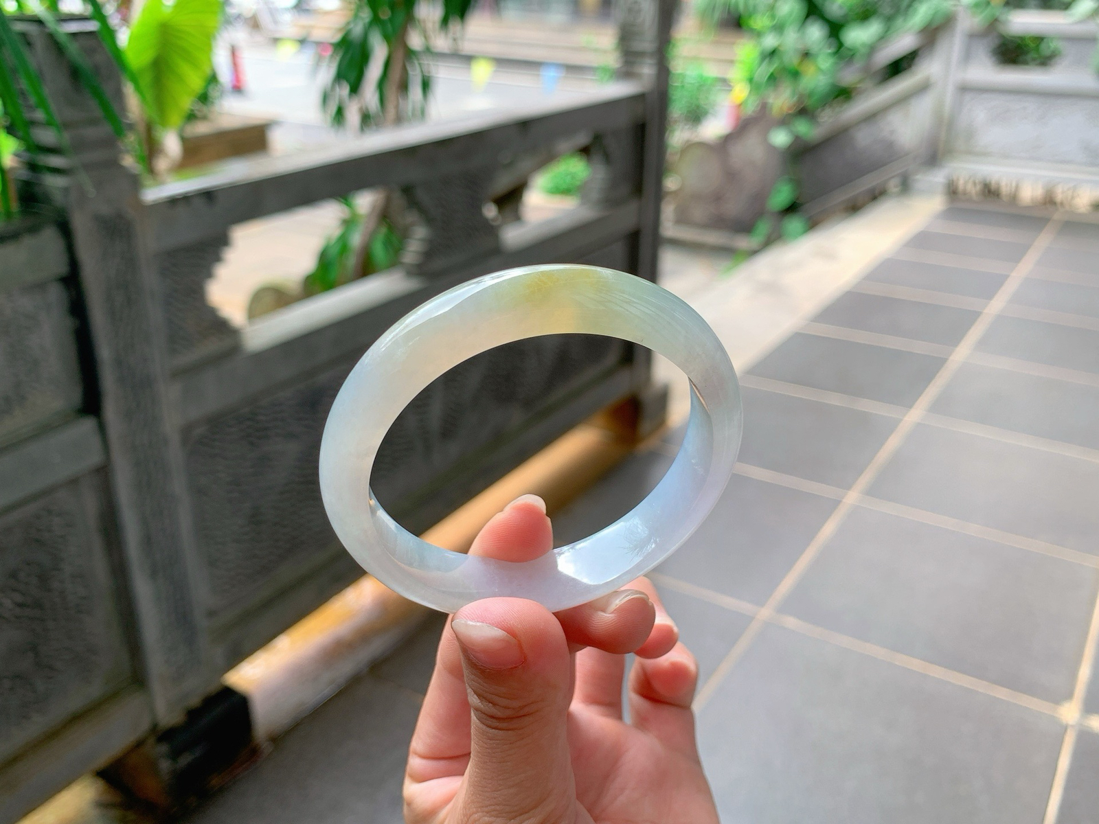｜57圈口
冰飘黄翡，底妆透亮，底妆淡淡的春色，像糖果的色系一样，