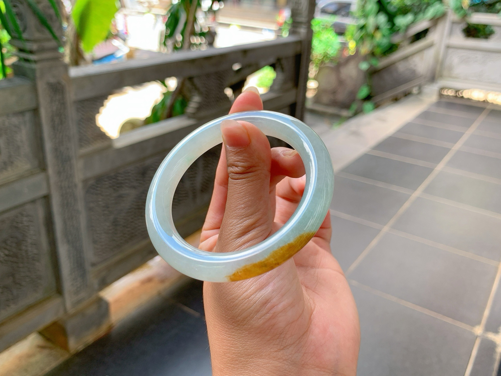 ｜55圈口
冰黄翡福镯，条粗:9.6，水汪汪的，一截枫叶红格外的耀眼，整体圆润流畅饱满大气