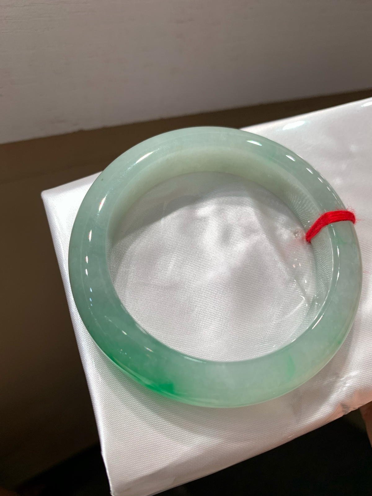 尺寸52.4/12.7/9.1，带色手镯
水润细腻 有种有色