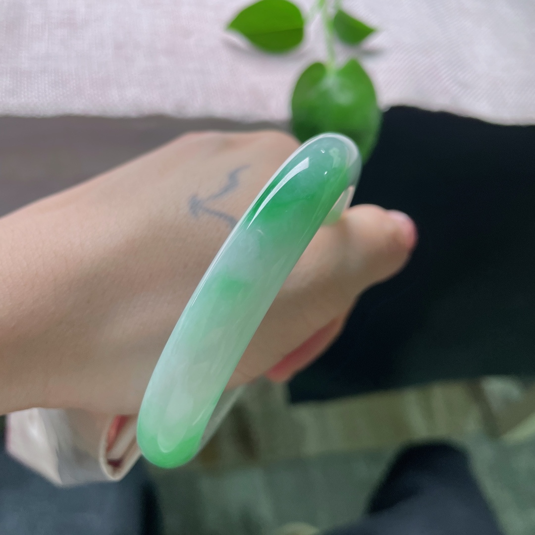 58/11.2/8.4飘绿正圈，水润细腻，一抹飘色，翠色伊人，贵气，无裂，ss51287a