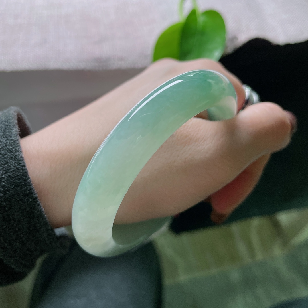 58.3/12.6/9.1，浅绿底正圈。颜色由浅入深过渡自然，可盐可甜，种老，乌鸡，无裂，ss52962a