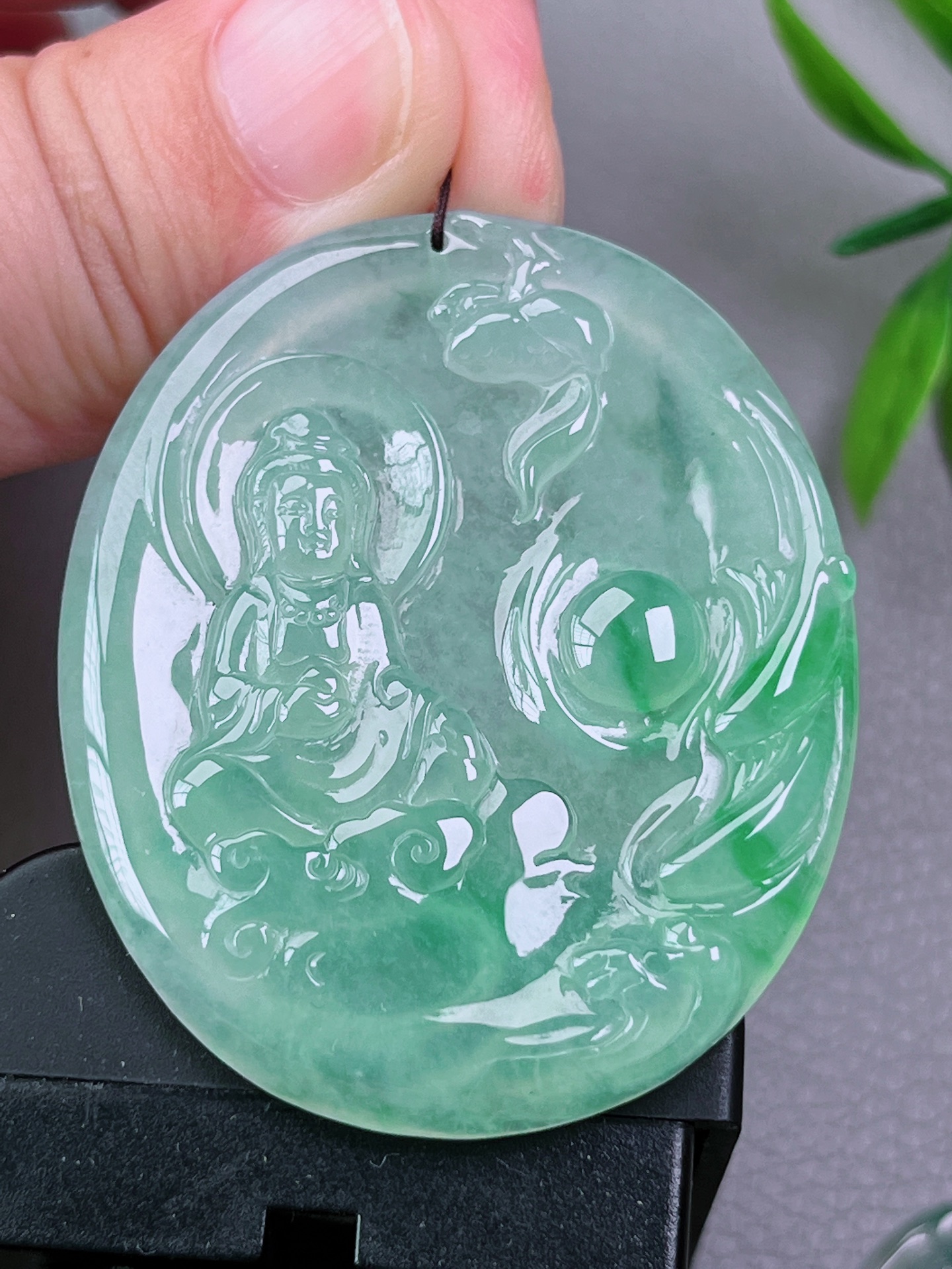 冰种飘正阳绿坐莲观音，无裂，通透起胶，起荧光，尺寸：51.4-42.7-5.4