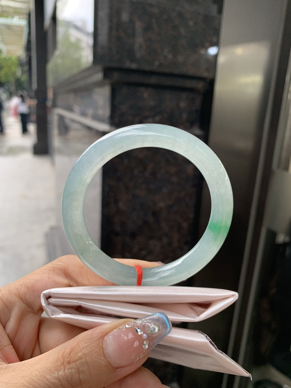特惠活动#冰飘绿花美人条
53.1-9
打灯细纹，底妆冰润，简约却充满灵气，一抹绿花点缀，清新如芽，
