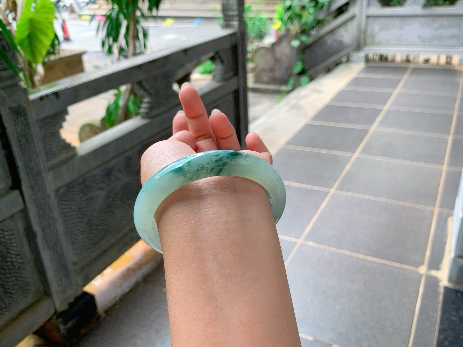 ｜58圈口
冰飘花翡翠手镯，墨绿花，整体冰润细腻，端庄