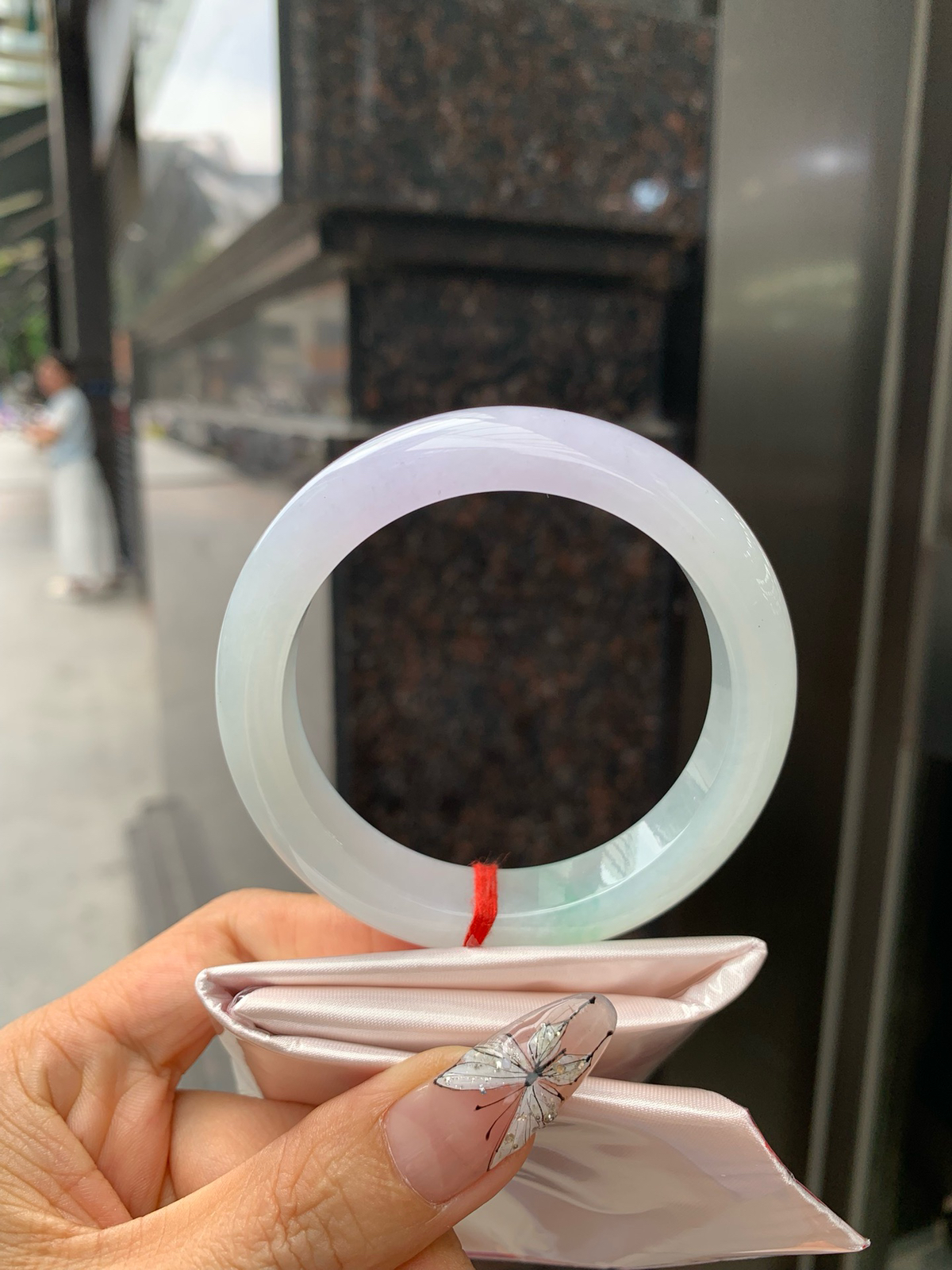 淡春彩正圈
56.1-8.9-12.2
0328-563-256
打灯细纹，不影响，底妆细腻，半圈冰晴色碰上半圈冰紫色，像是融化了的春天，所有的美好交织在一起，让人心生宁静而淡淡的欢喜。