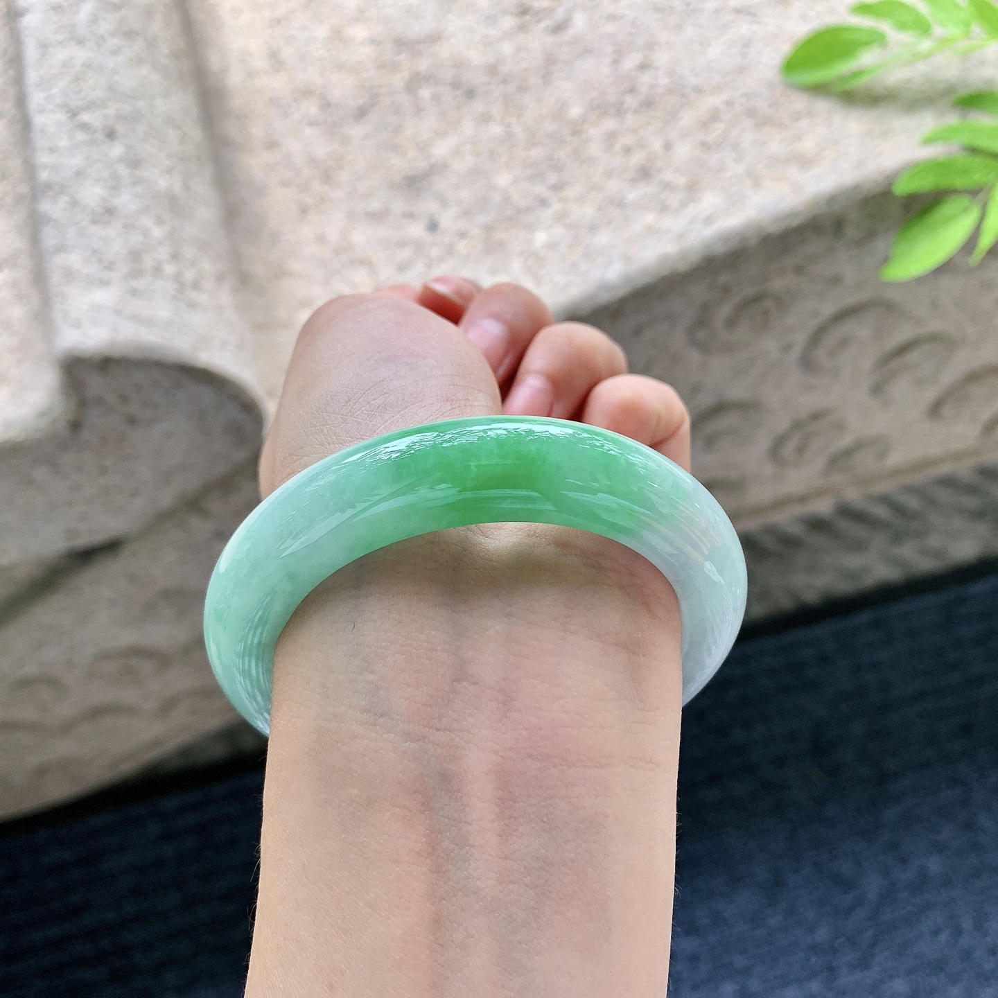 正圈53 54,圈口54.8/12.2/10,编码A1082474,细糯飘阳绿，水润，种老，细腻，打灯有棉纹
