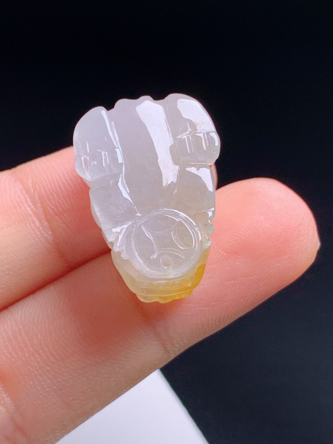 冰黄翡俏色貔貅，种老冰润雕工立体，招财瑞兽寓意吉祥