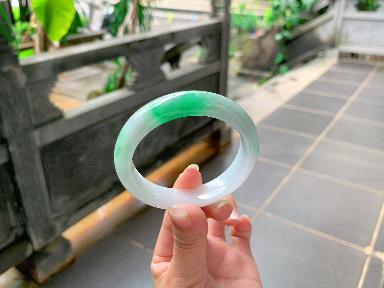 ｜53圈口
白底青，飘阳绿花，底妆白净细腻，色泽鲜艳大气，