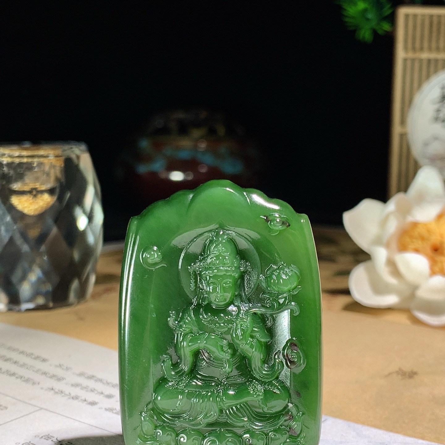 和田玉红皮料阳绿俄罗斯碧玉坐莲观音牌挂件 尺寸51/35/10重41克。玉质细腻油润。手推出油。佩戴高端典雅。lt260615