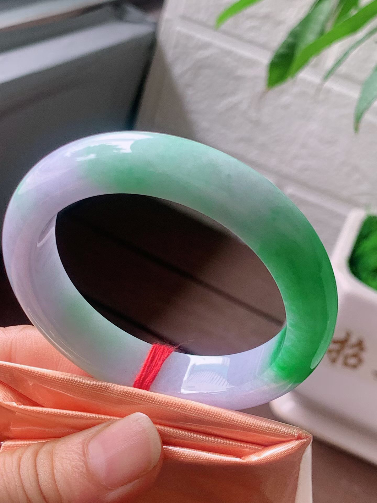 【翡翠名称】老种春带彩阳绿53.2正圈口手镯
【翡翠尺寸】53.2/12.2/8.8mm适合52-54.5正圈口佩戴
【翡翠描述】宝贝种老水足，玉质细腻，色泽靓丽，性价比高，佩戴效果好！
【其它赠送】权威证书/精美挂绳盒子/支持全国复检