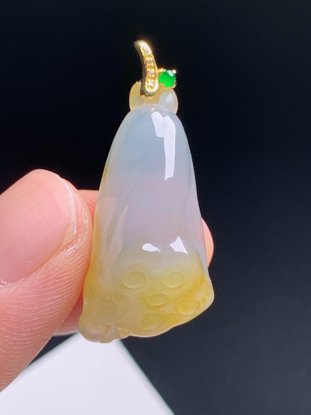 冰黄翡莲蓬吊坠，俏色巧雕胶感十足，18K金伴绿蛋多子多福