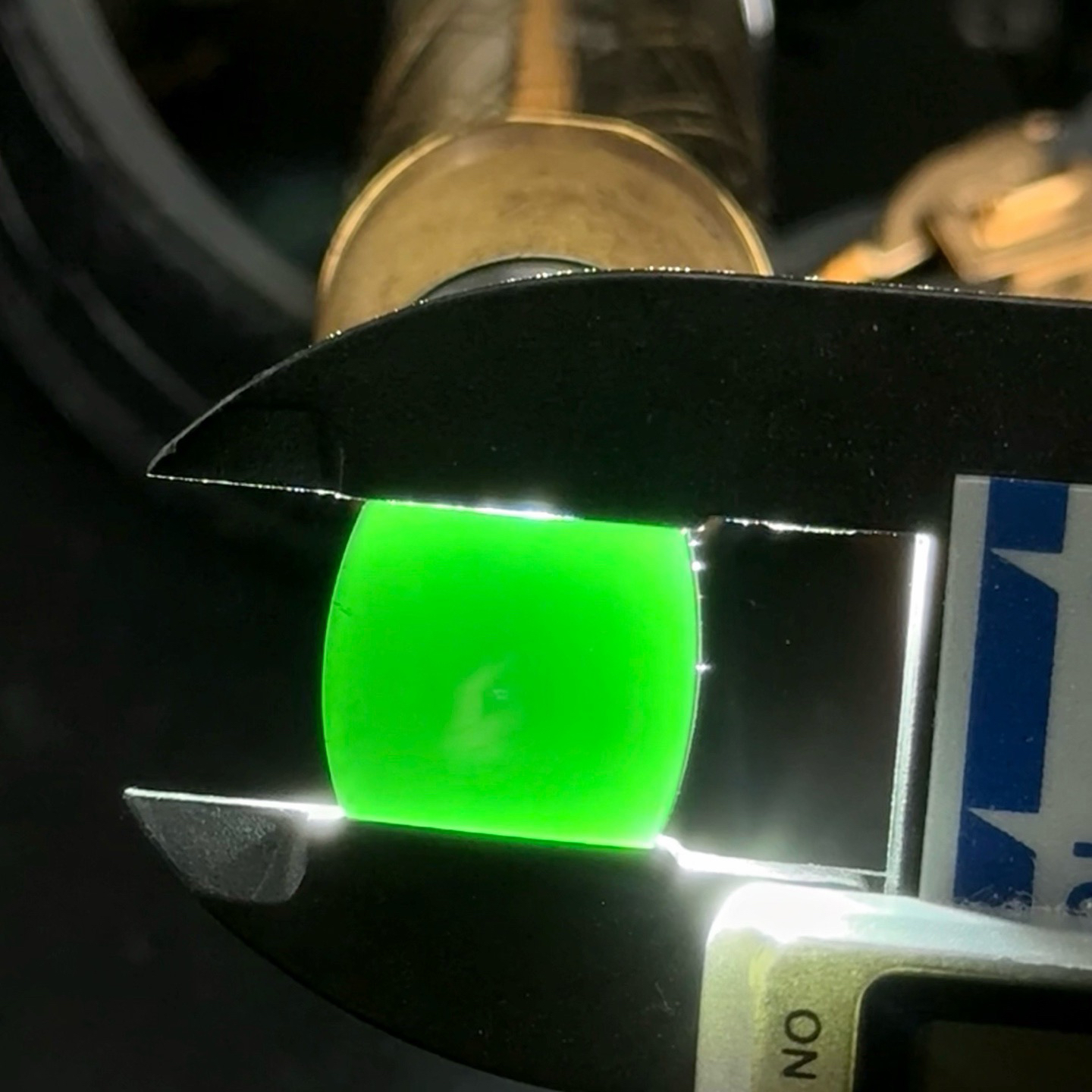 精品墨翠马鞍裸石戒面一枚 种好色正 黑度极好 打灯通透 油性十足 尺寸14.4