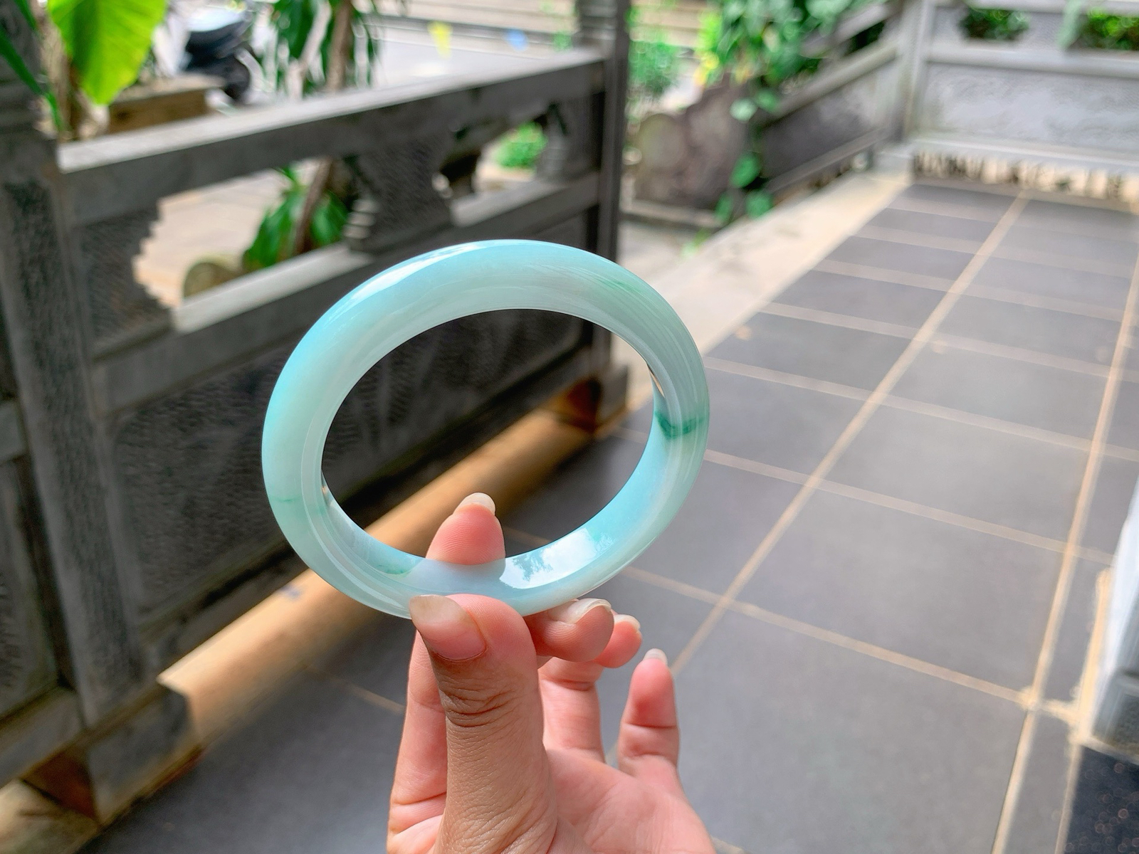 ｜59圈口
蓝底飘花，一抹绿花如竹叶一般青翠飘落，肉质细腻，优雅大方