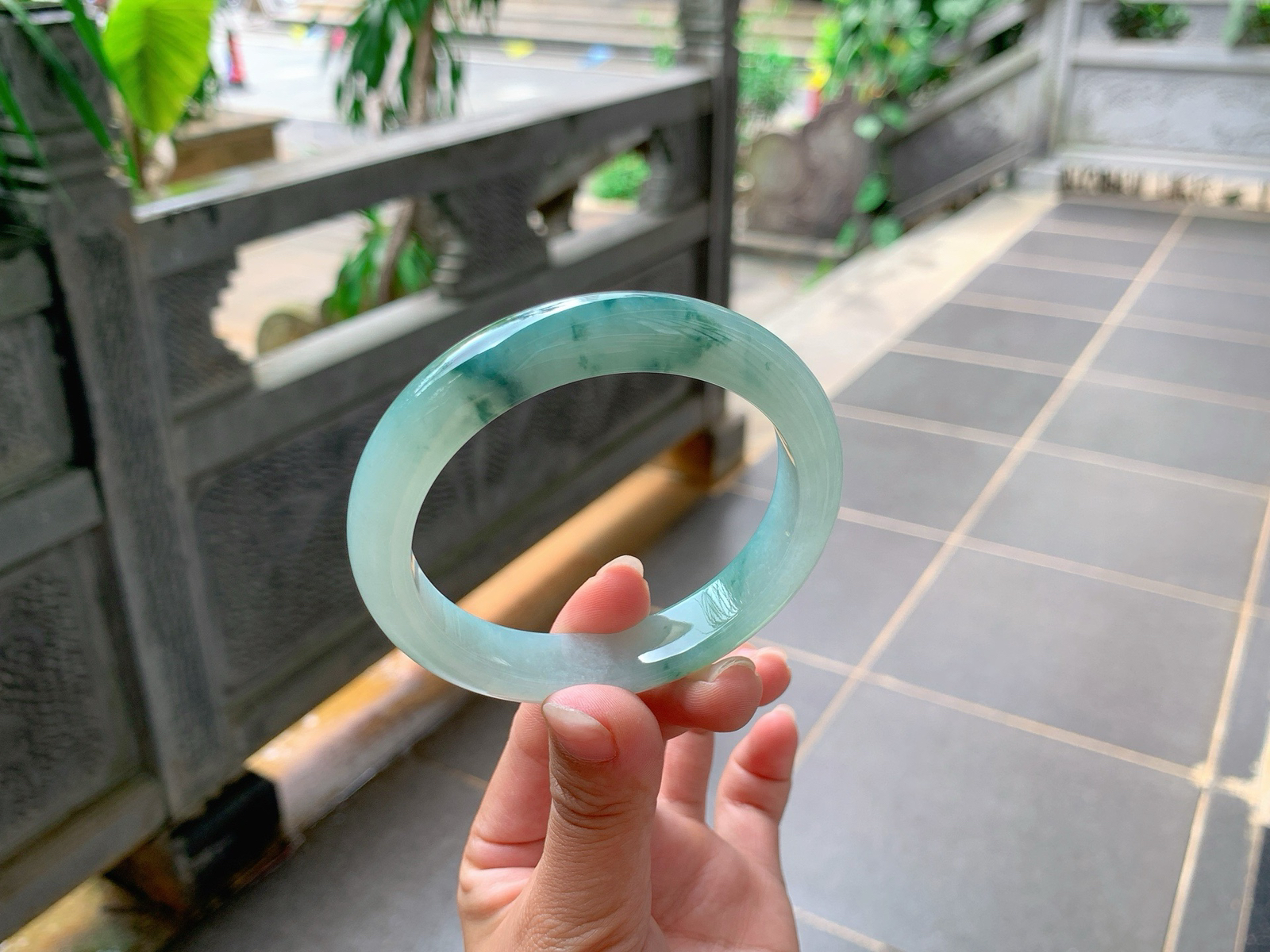 ｜58圈口
冰飘花翡翠手镯，墨绿花，整体冰润细腻，端庄