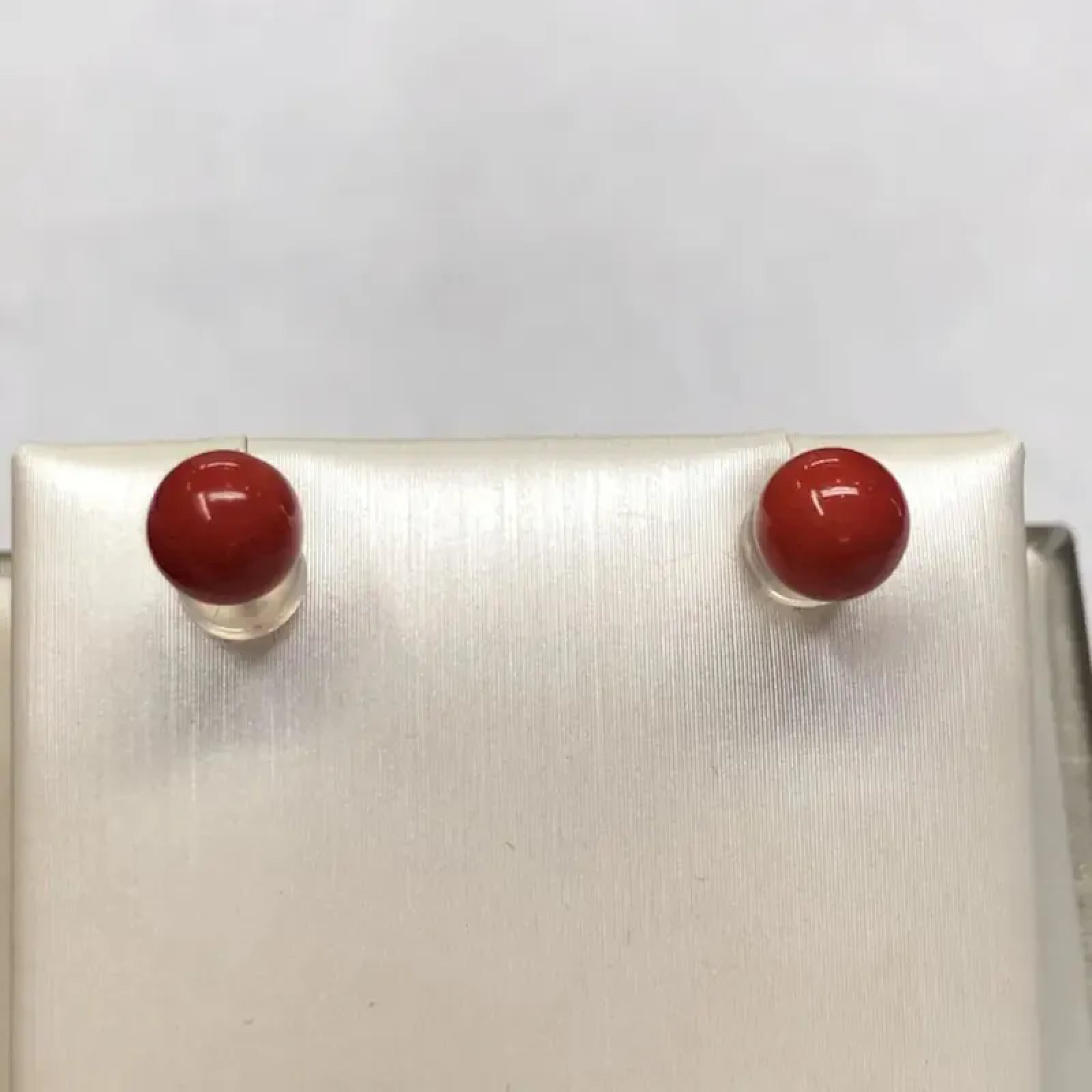 【天然牛血红珊瑚圆珠耳钉】天然无添加无优化，牛血红色，精挑意大利产地，沙丁材料！裸石尺寸4.9*4.