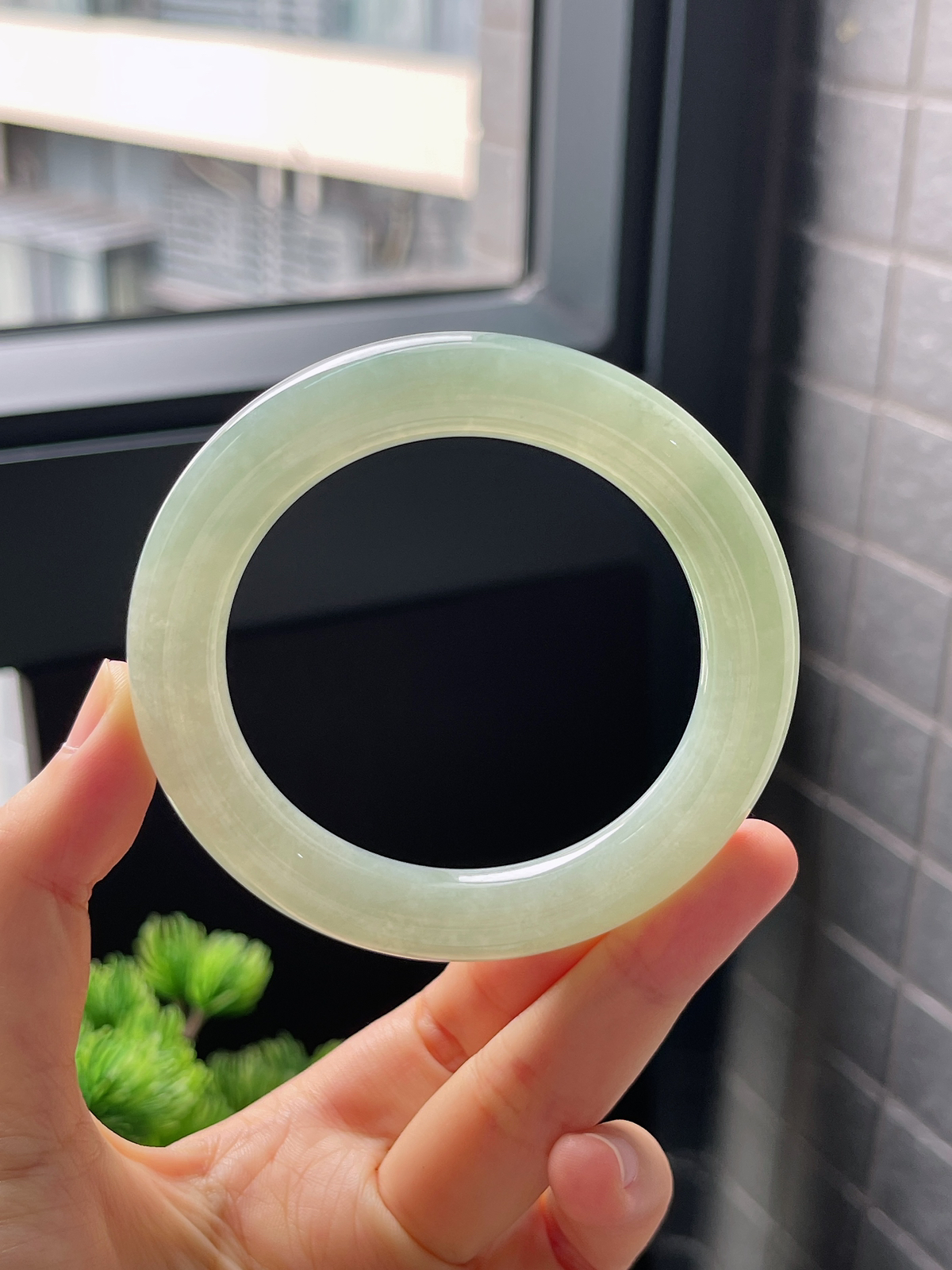 圈口55，冰糯果绿色圆条翡翠手镯