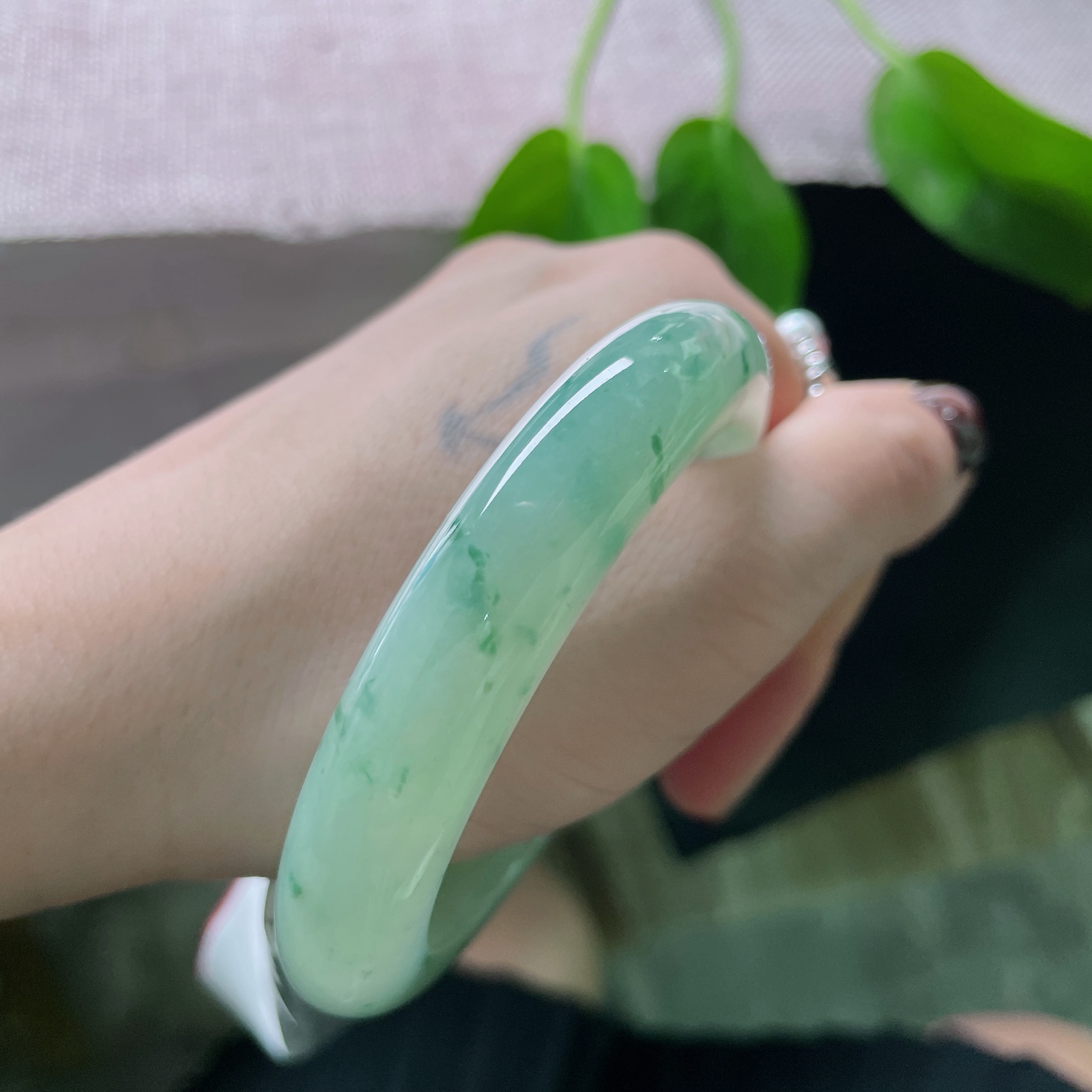 55.6/12/9.6飘花正圈，方寸之间，见山见水，见烟云飘花。ss52992a
