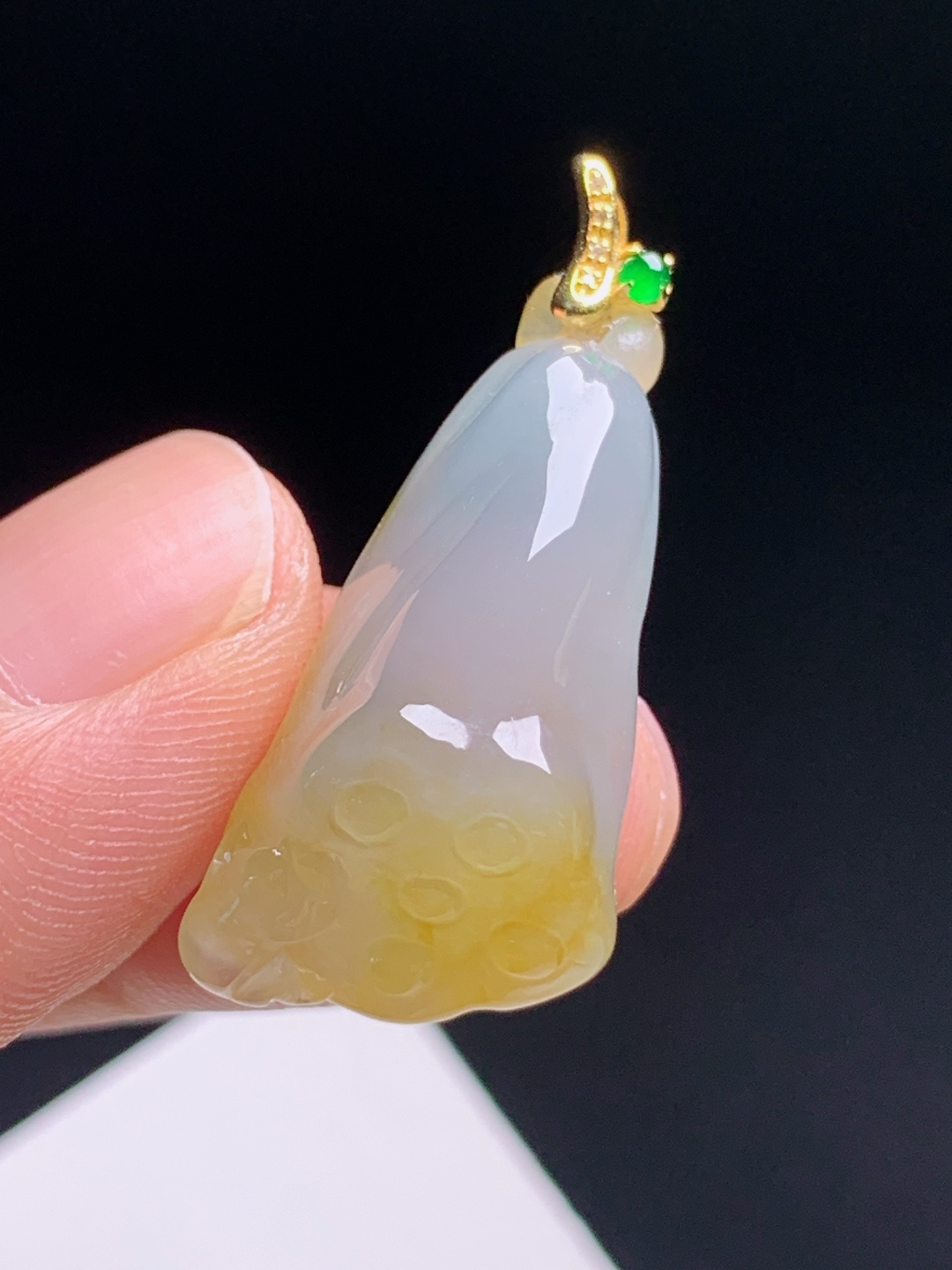 冰黄翡莲蓬吊坠，俏色巧雕胶感十足，18K金伴绿蛋多子多福